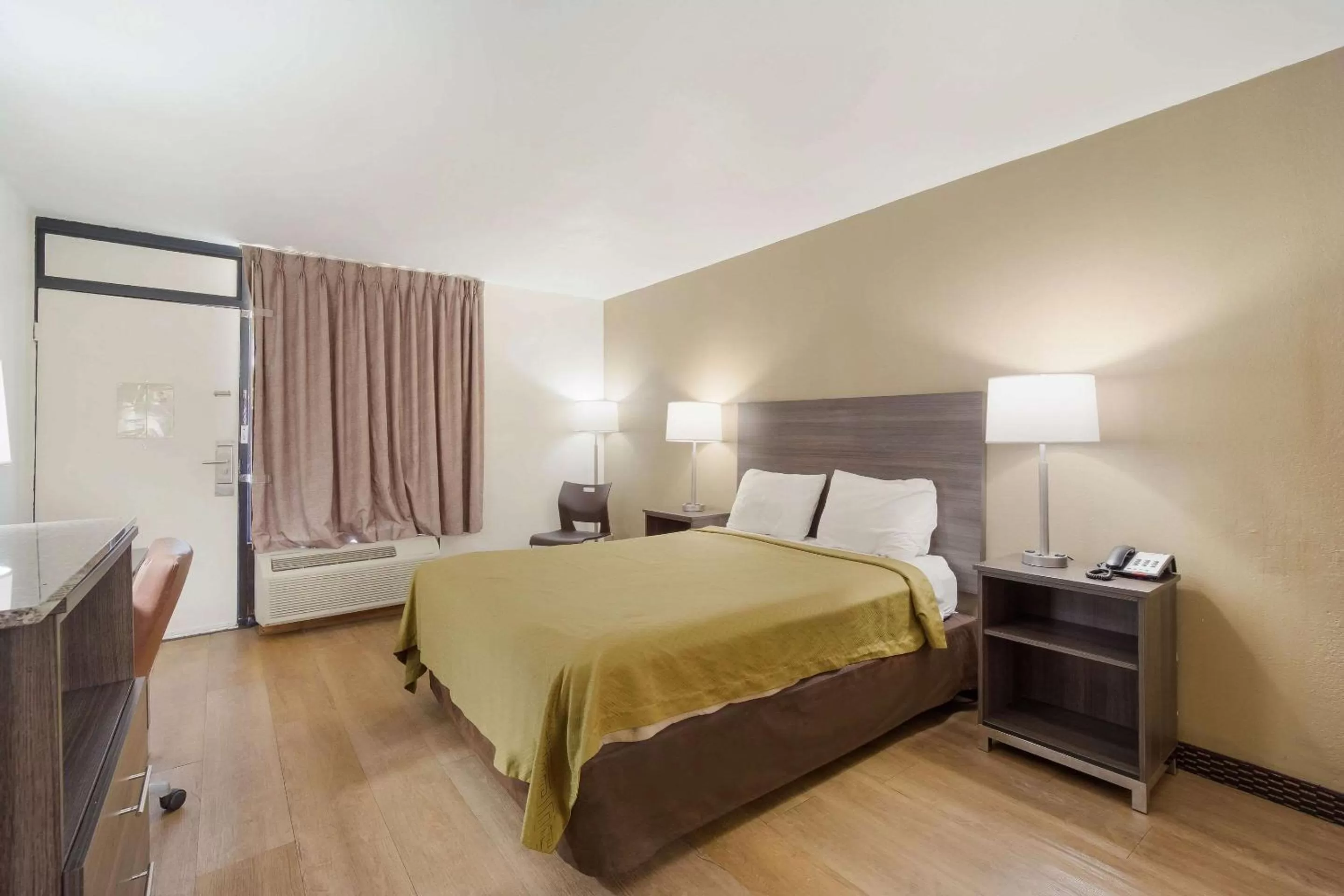 Photo of the whole room, Bed in Econo Lodge