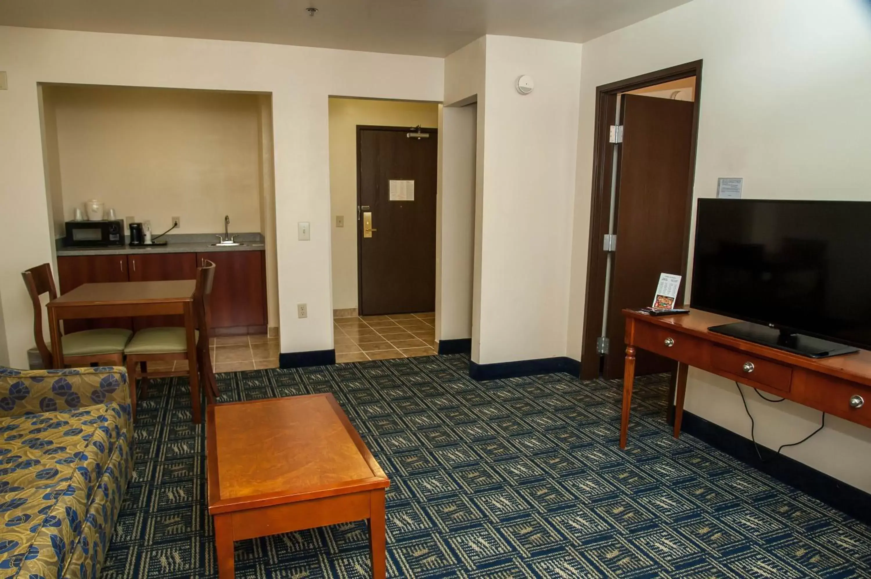 Photo of the whole room, TV/Entertainment Center in Holiday Inn Express Tucson-Airport, an IHG Hotel