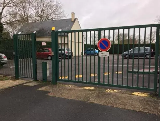 Parking in The Originals City Hôtel, Aéroport Beauvais (ex: Inter-Hotel)