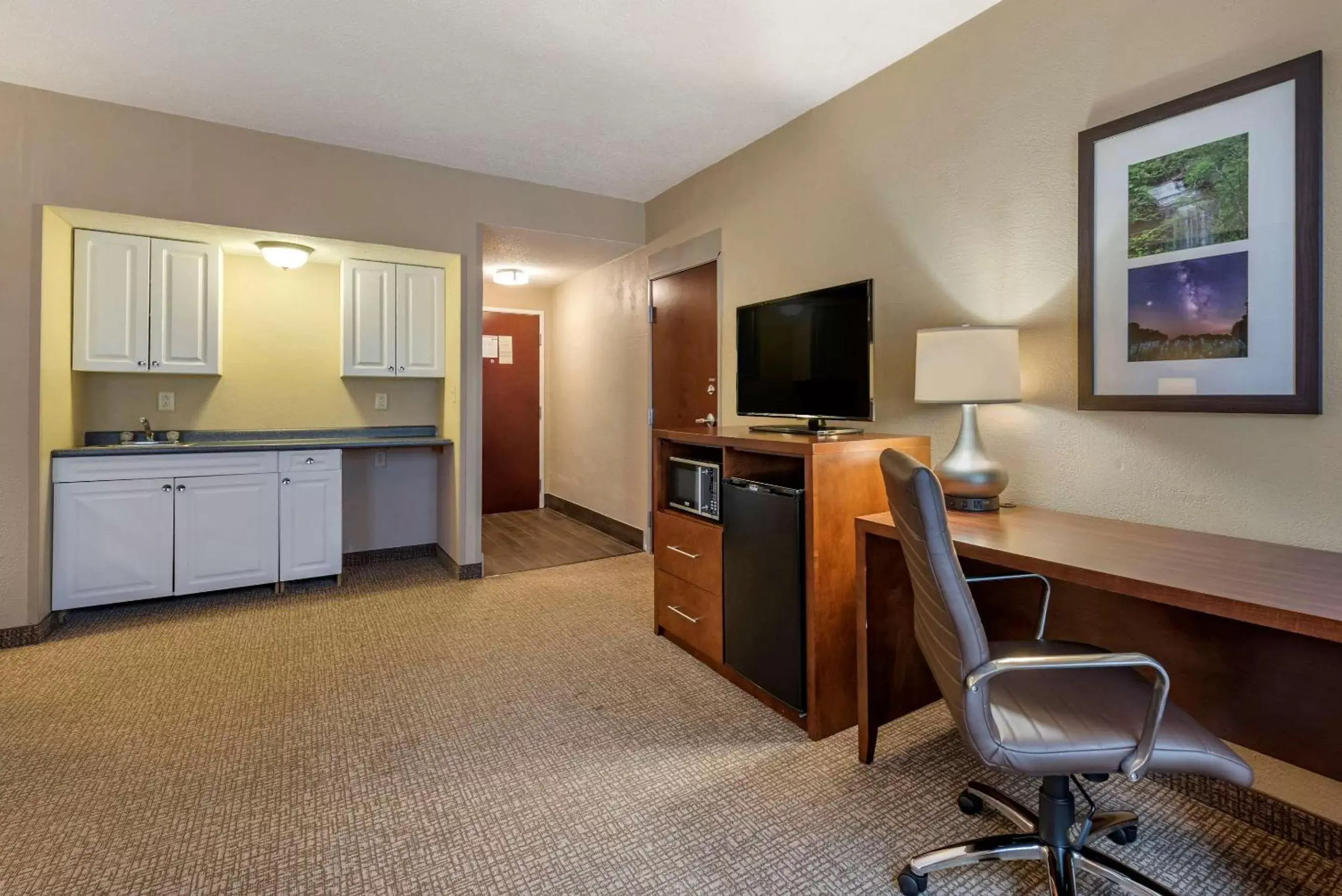 Photo of the whole room, TV/Entertainment Center in Comfort Inn Madison