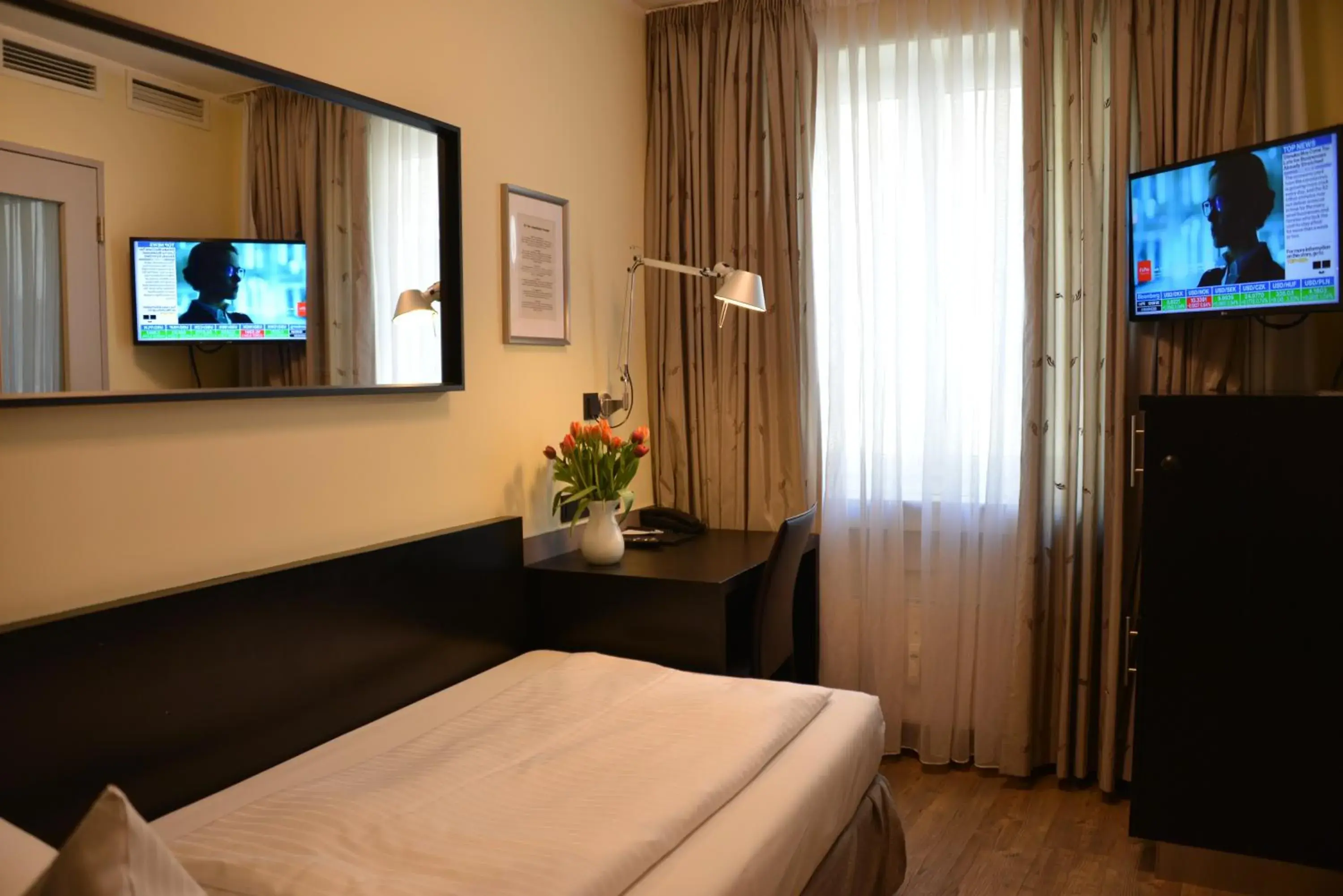 Bed, TV/Entertainment Center in Belle Blue Zentrum