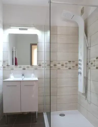 Shower, Bathroom in Hotel de la Gare