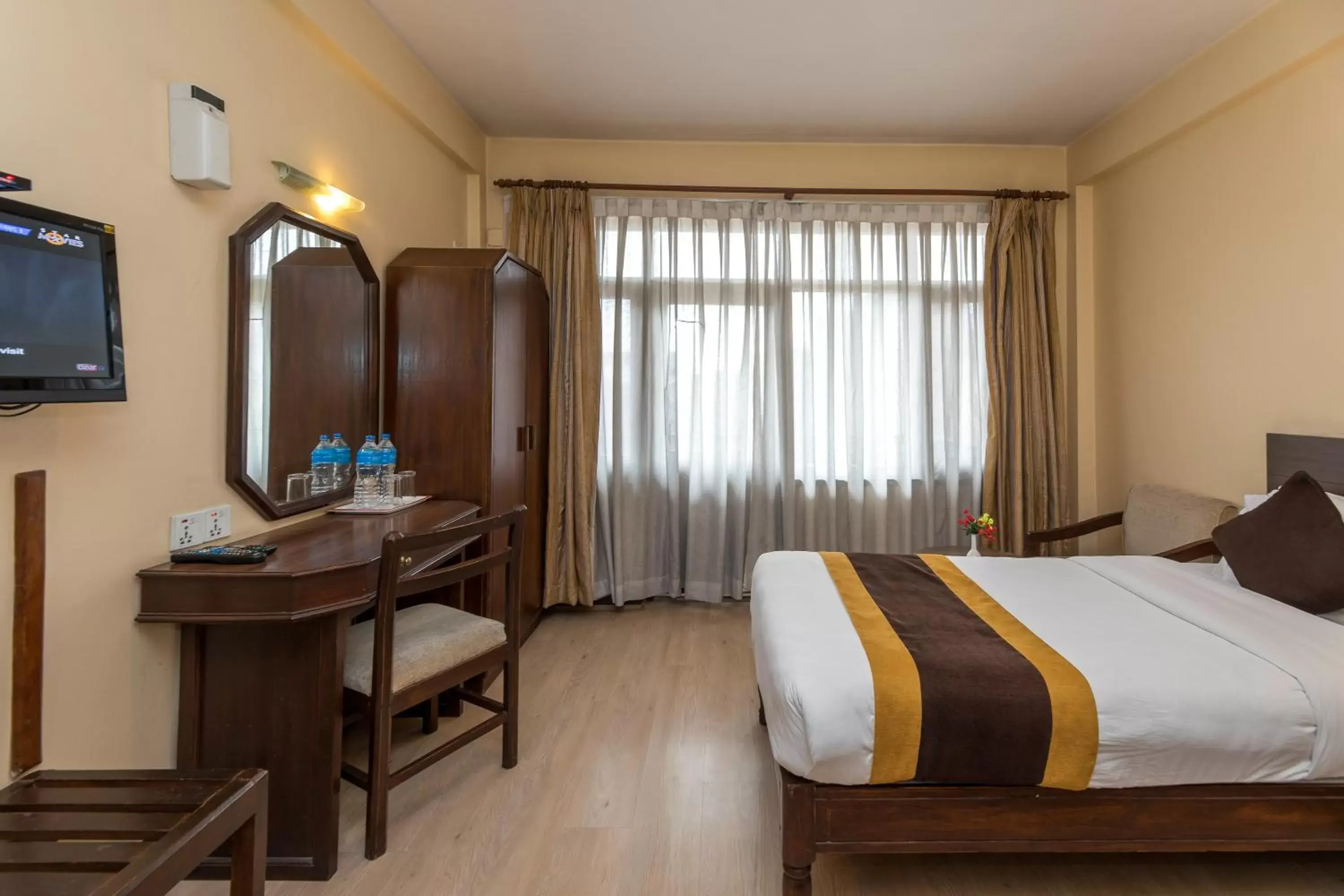 Bed, TV/Entertainment Center in Hotel Thamel