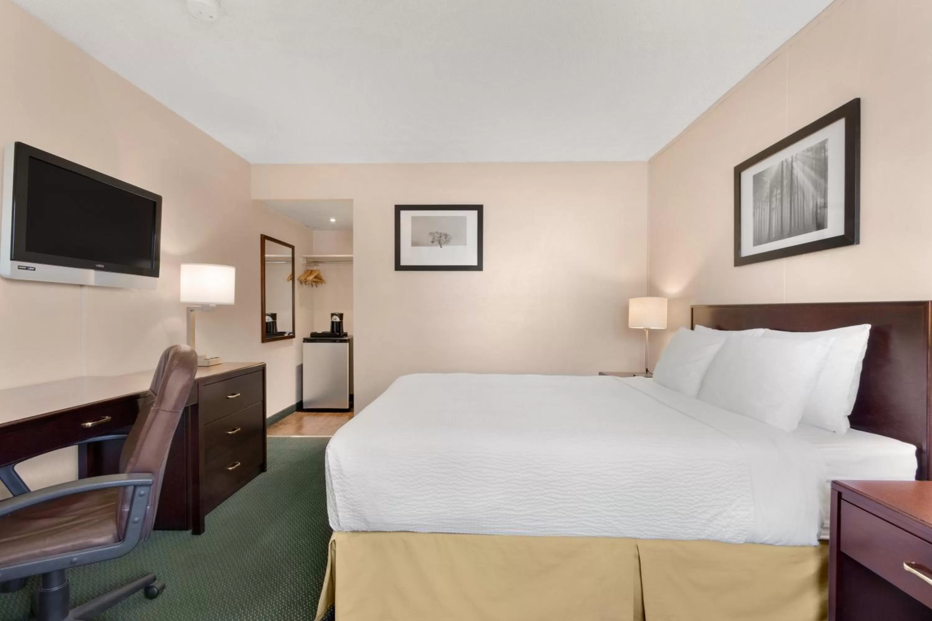 Photo of the whole room, Bed in Days Inn by Wyndham Lethbridge