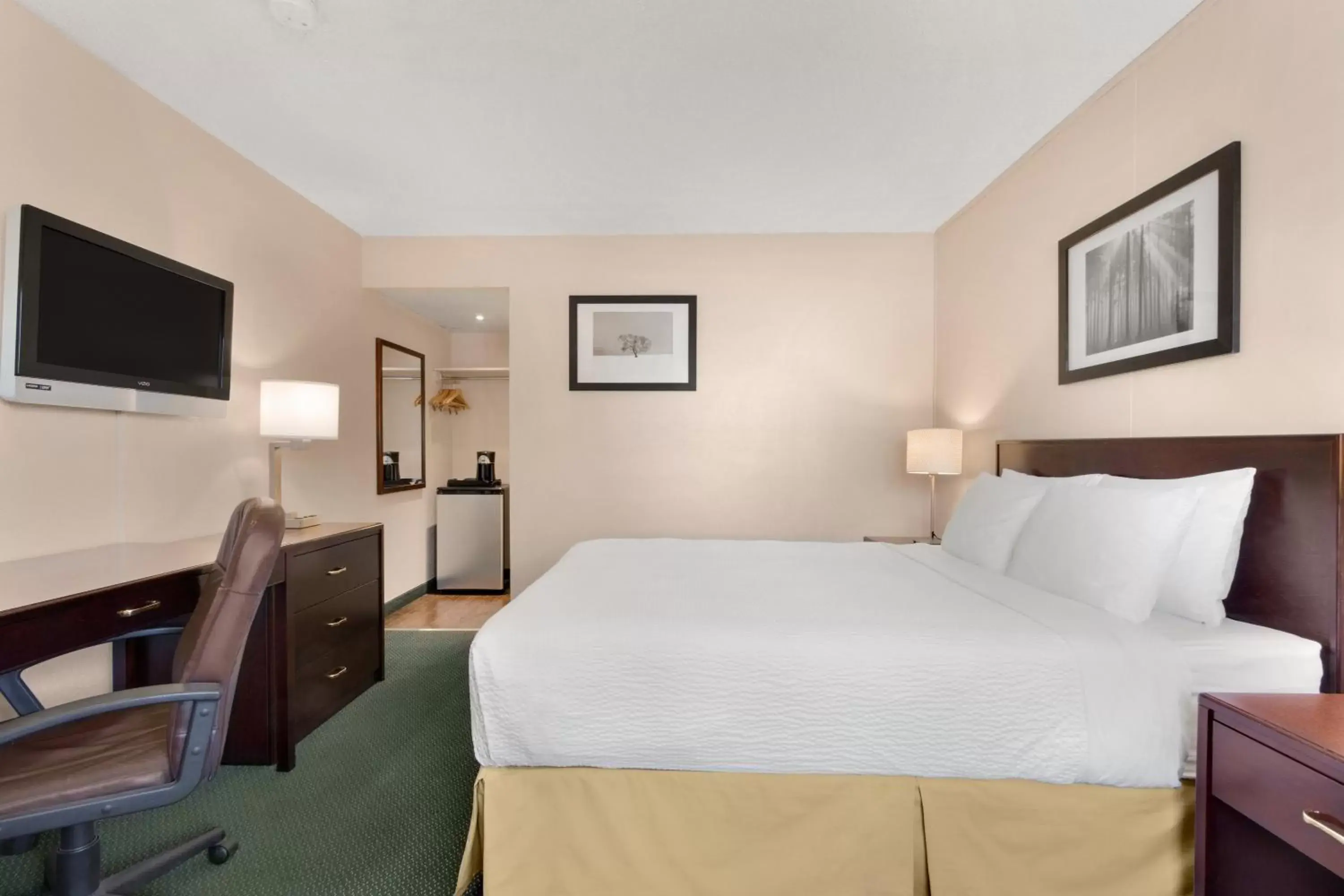 Photo of the whole room, Room Photo in Days Inn by Wyndham Lethbridge