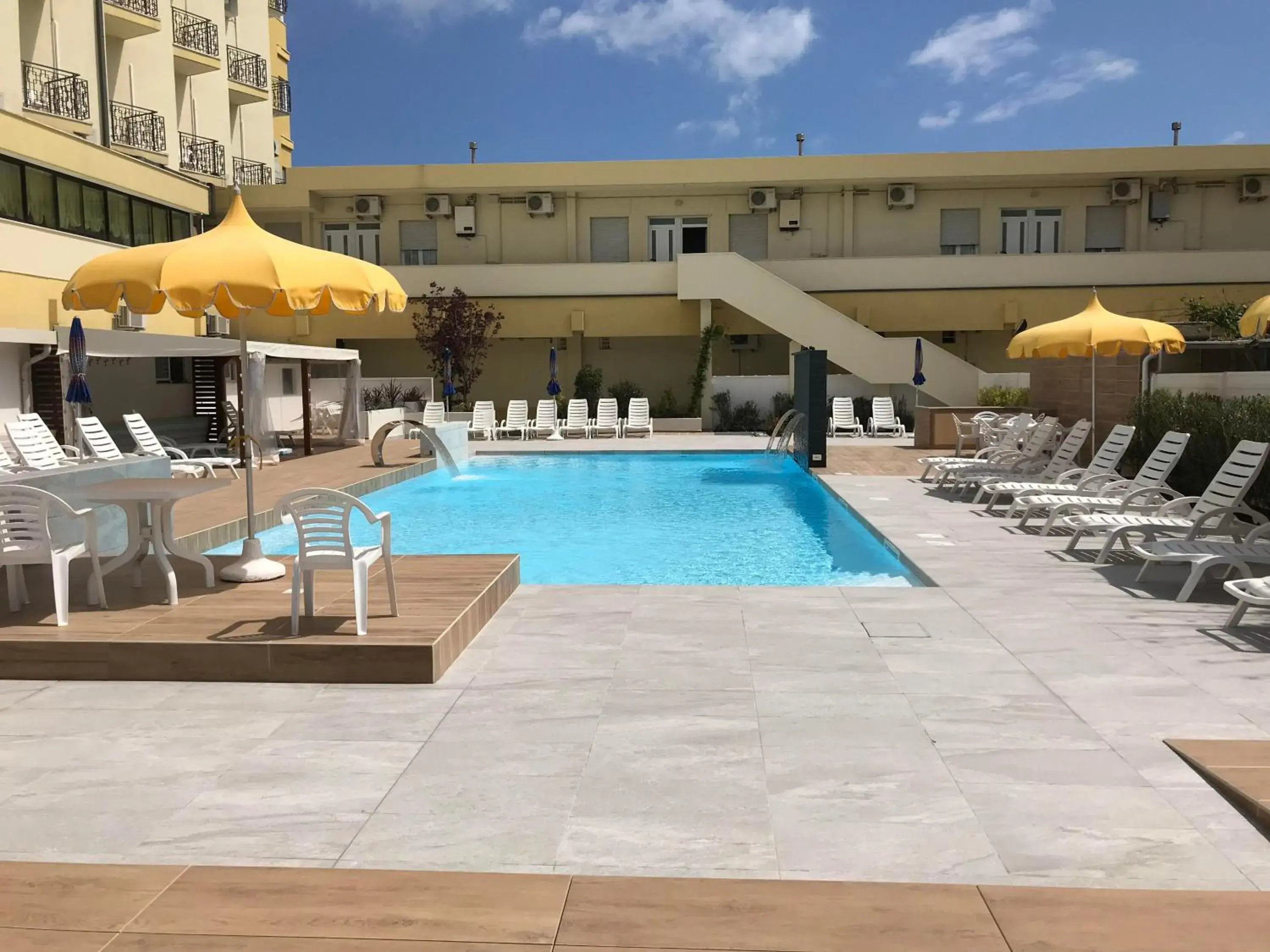 Swimming Pool in Hotel Montmartre