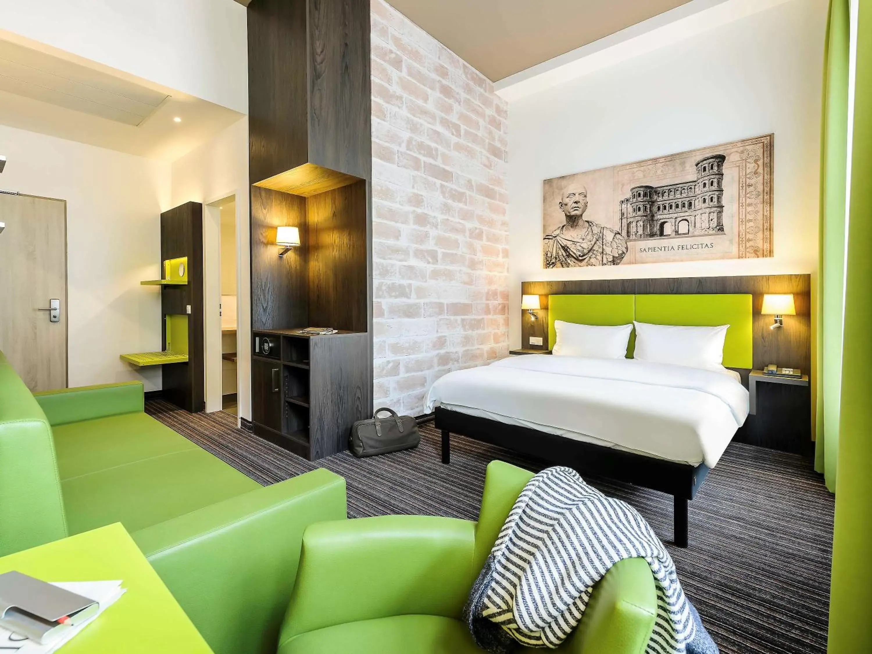 Photo of the whole room in Ibis Styles Trier