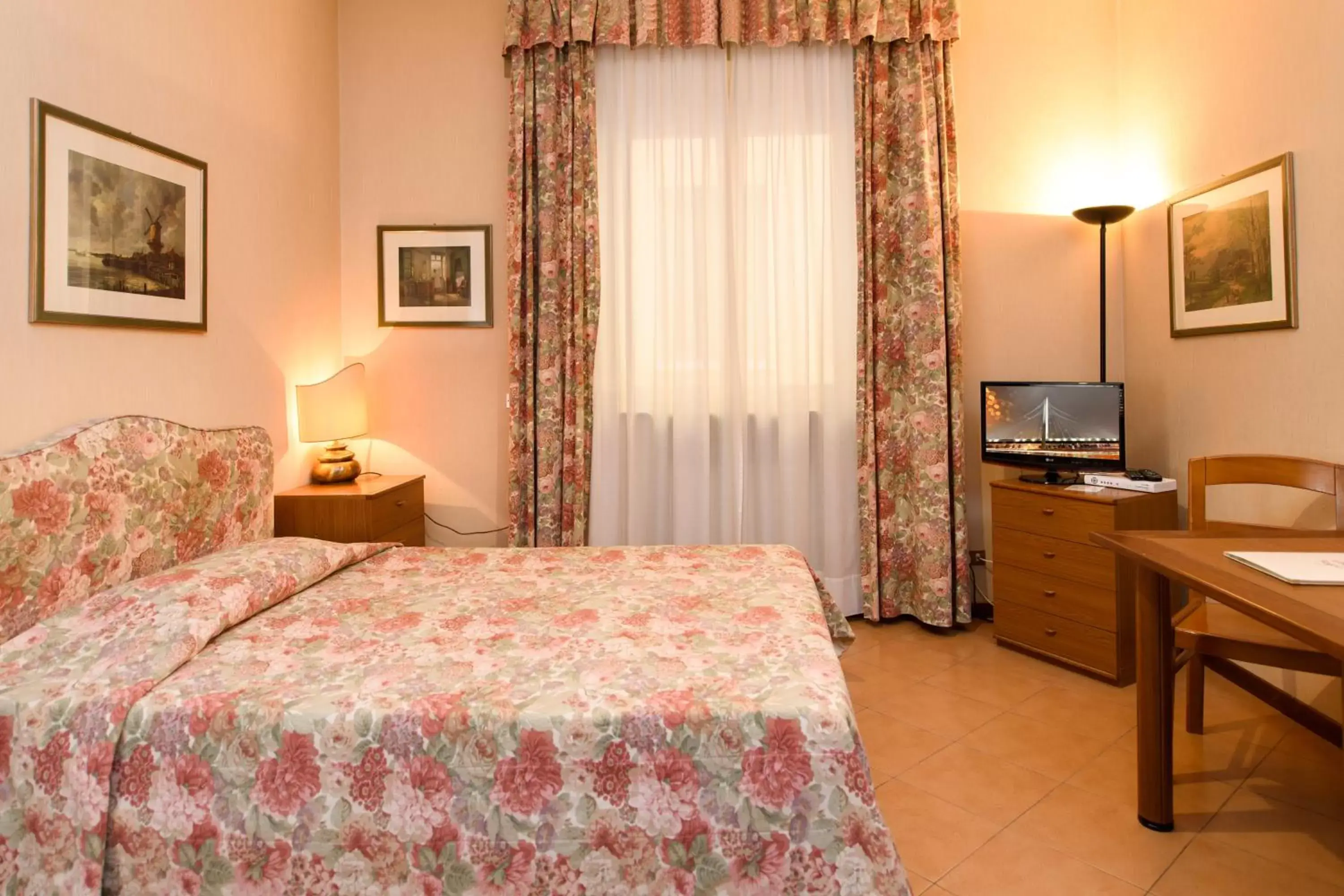 Photo of the whole room, Bed in Albergo Reggio