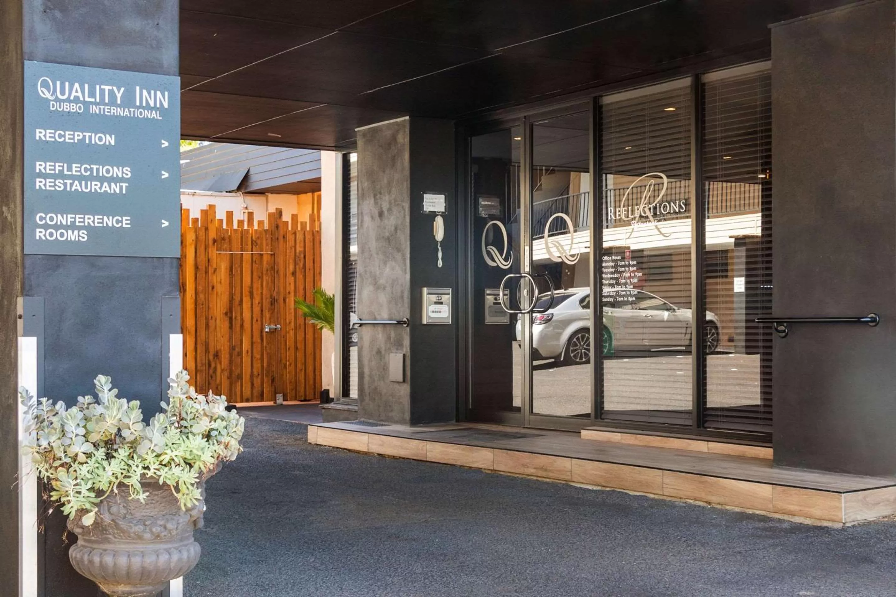 Property building, Bed in Quality Inn Dubbo International