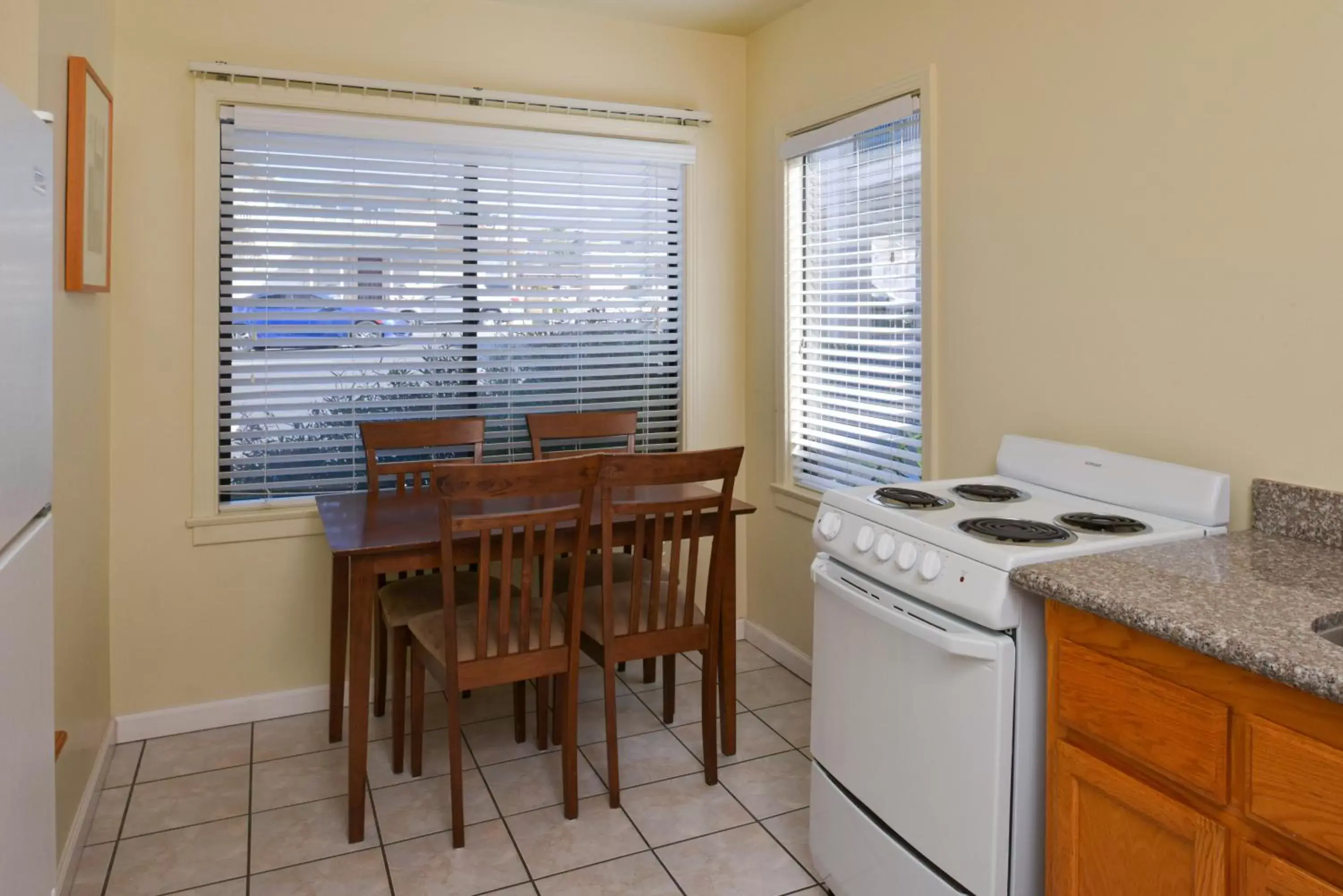 Kitchen or kitchenette, Kitchen/Kitchenette in Edgewater Inn and Suites