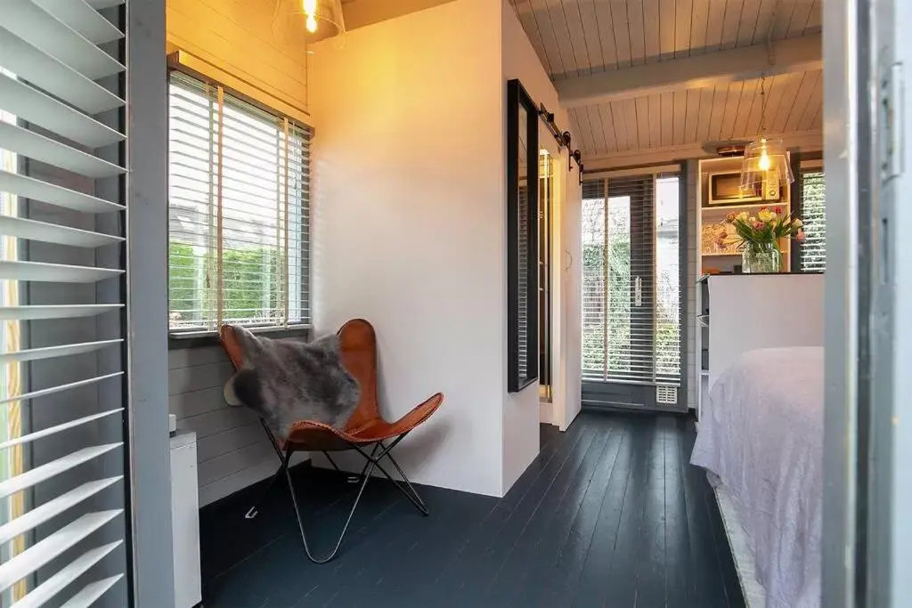 Living room, Seating Area in Tiny House Boatshed