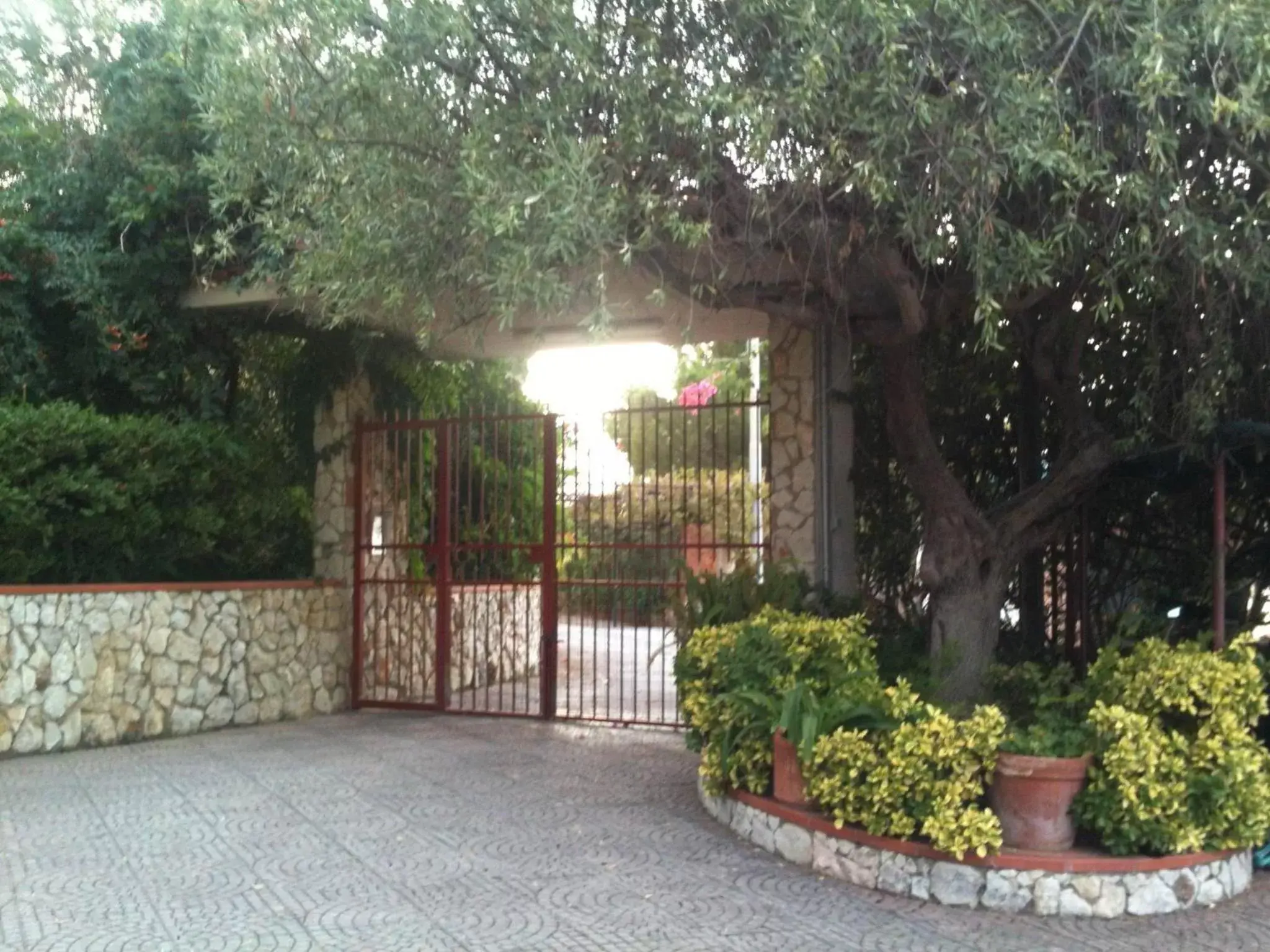 Facade/entrance in Stanza in Villa con giardino vista mare