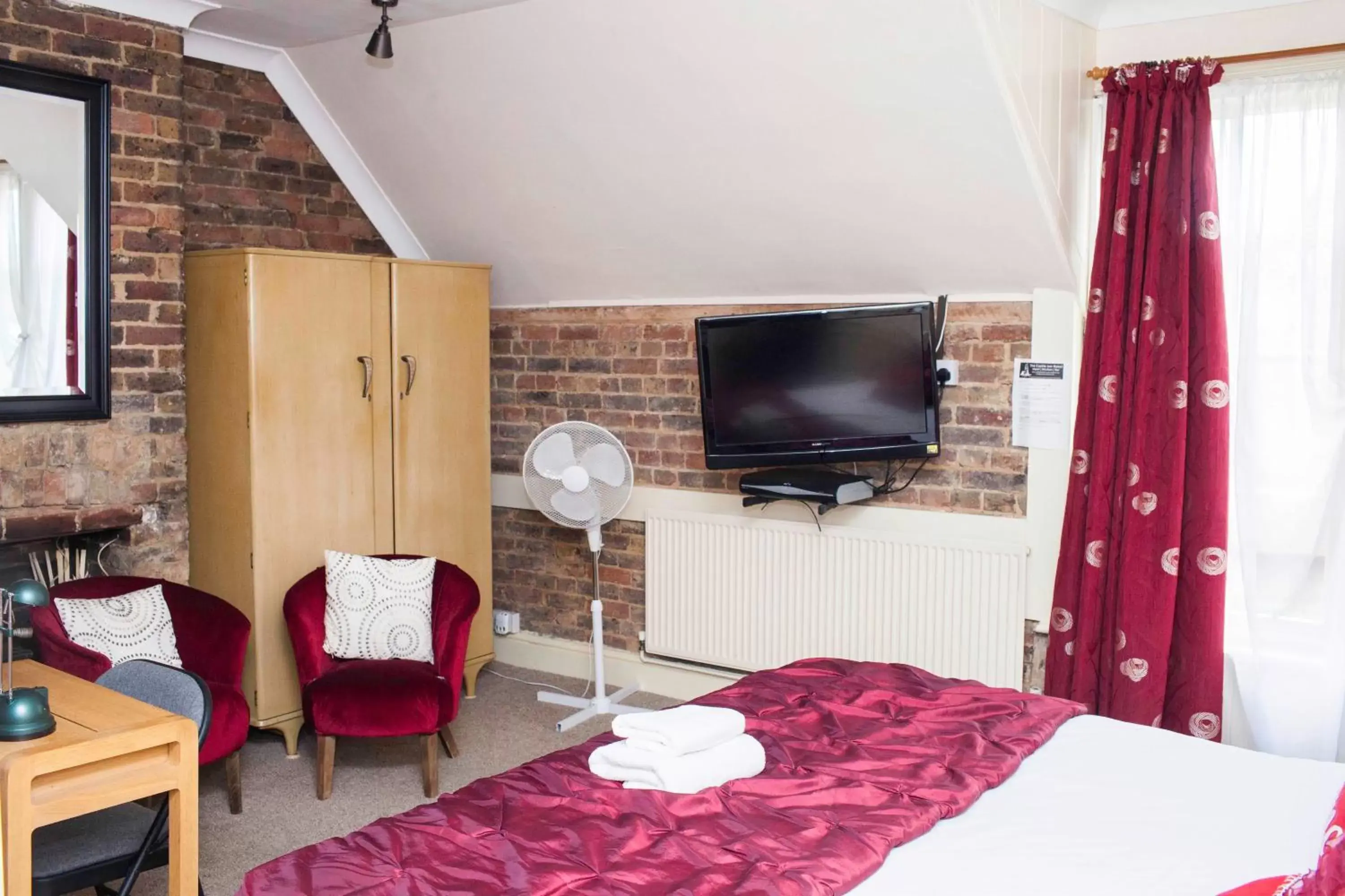 Bedroom, TV/Entertainment Center in The Castle Inn Hotel