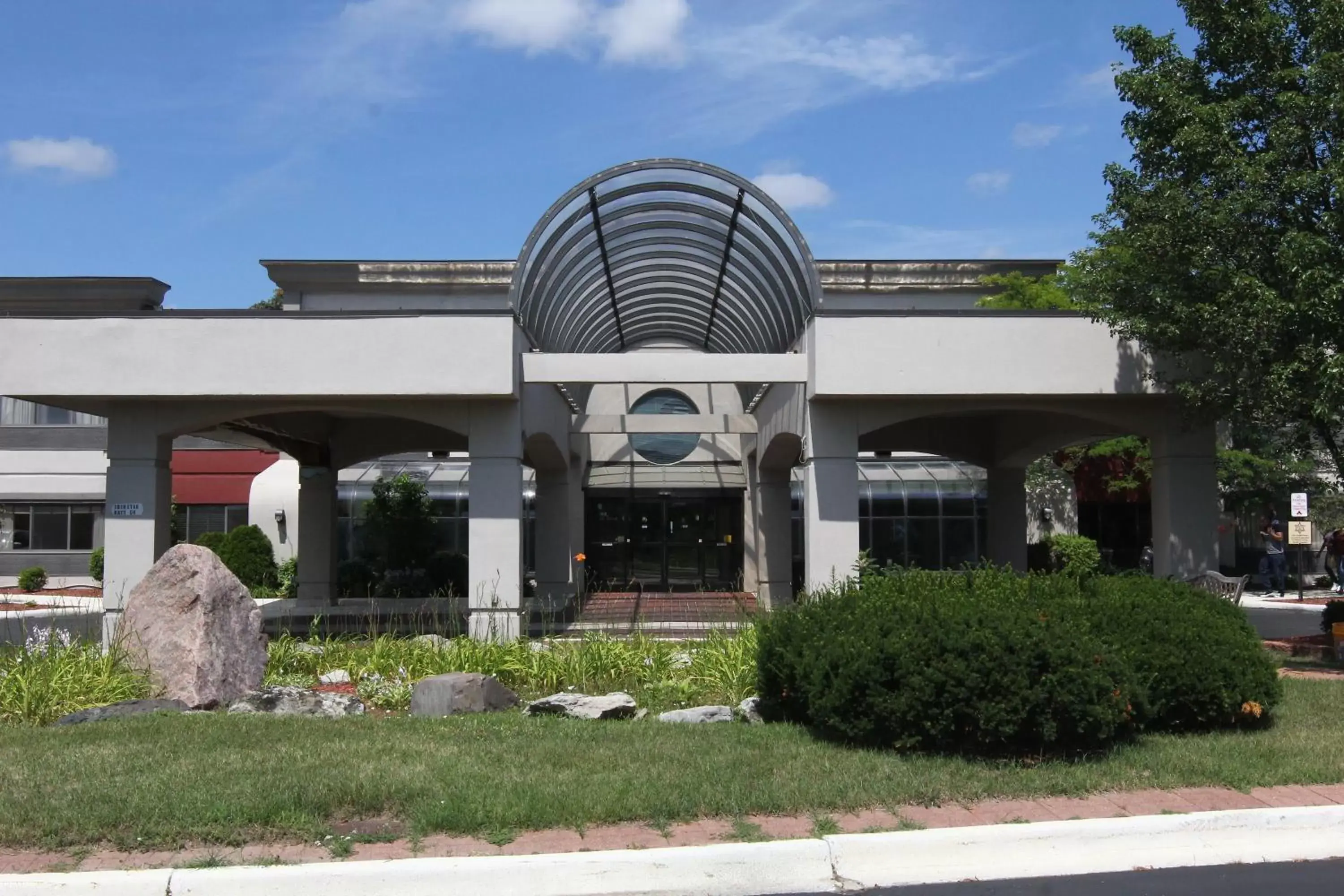 Facade/entrance in Days Inn & Suites by Wyndham Rochester Hills MI Facade/entrance in Days Inn & Suites by Wyndham Rochester Hills MI