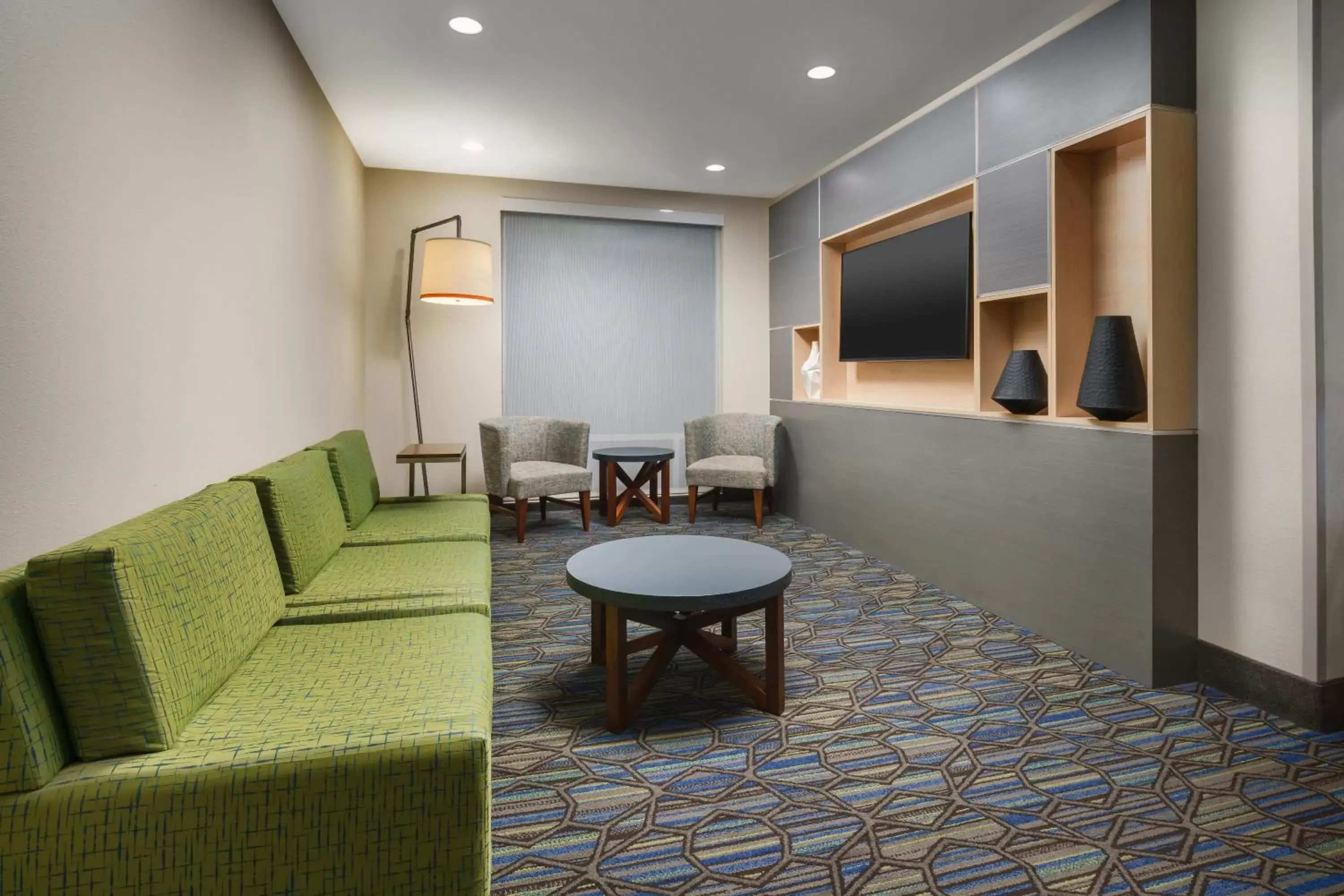 Lobby or reception, Seating Area in Holiday Inn Express & Suites Oakhurst-Yosemite Park Area, an IHG Hotel