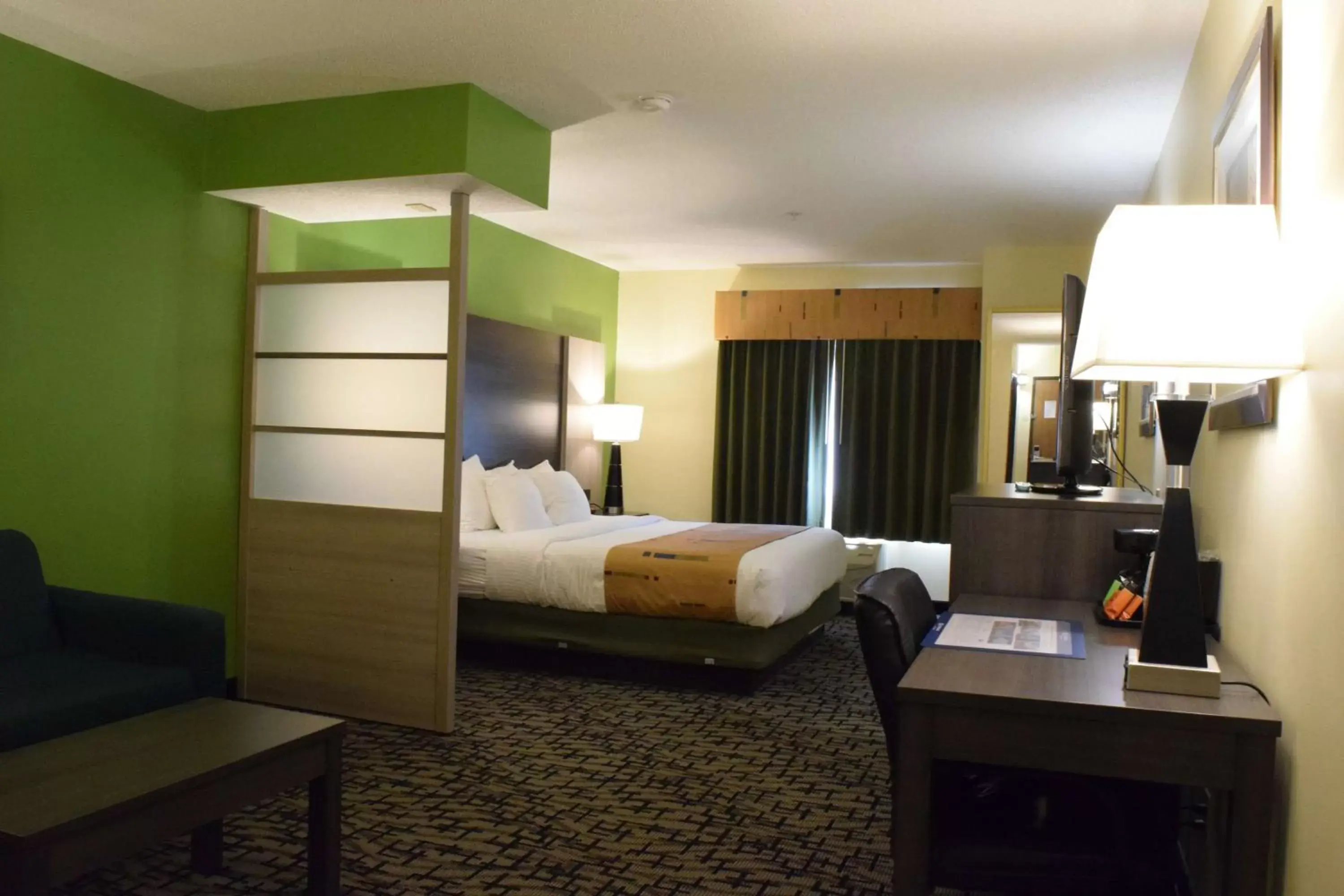 Photo of the whole room, Bed in Best Western Crown Inn & Suites - Batavia