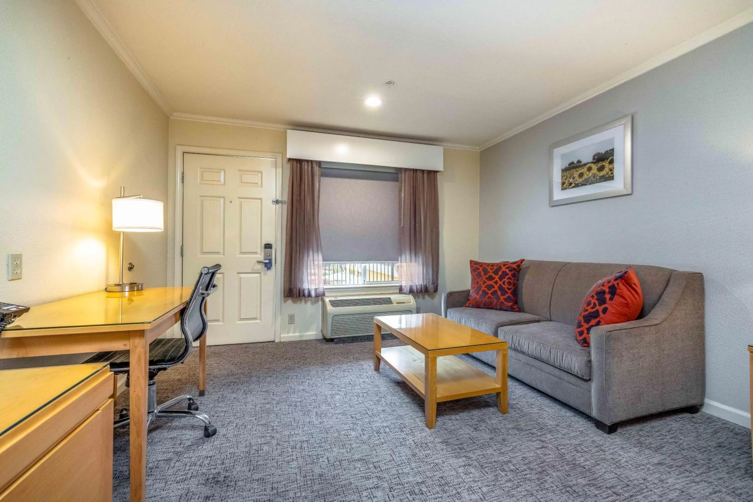 Living room in Best Western Plus Dixon Davis