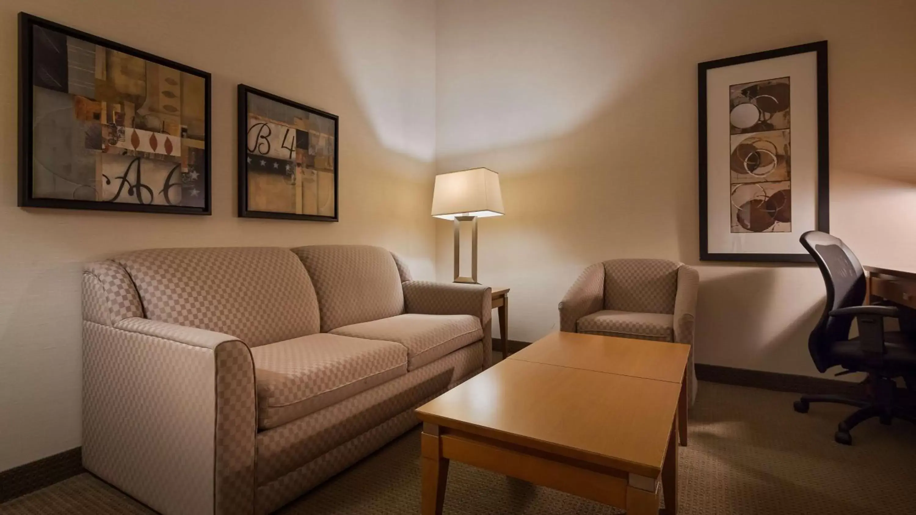 Living room, Seating Area in Best Western Plus Orangeville Inn & Suites