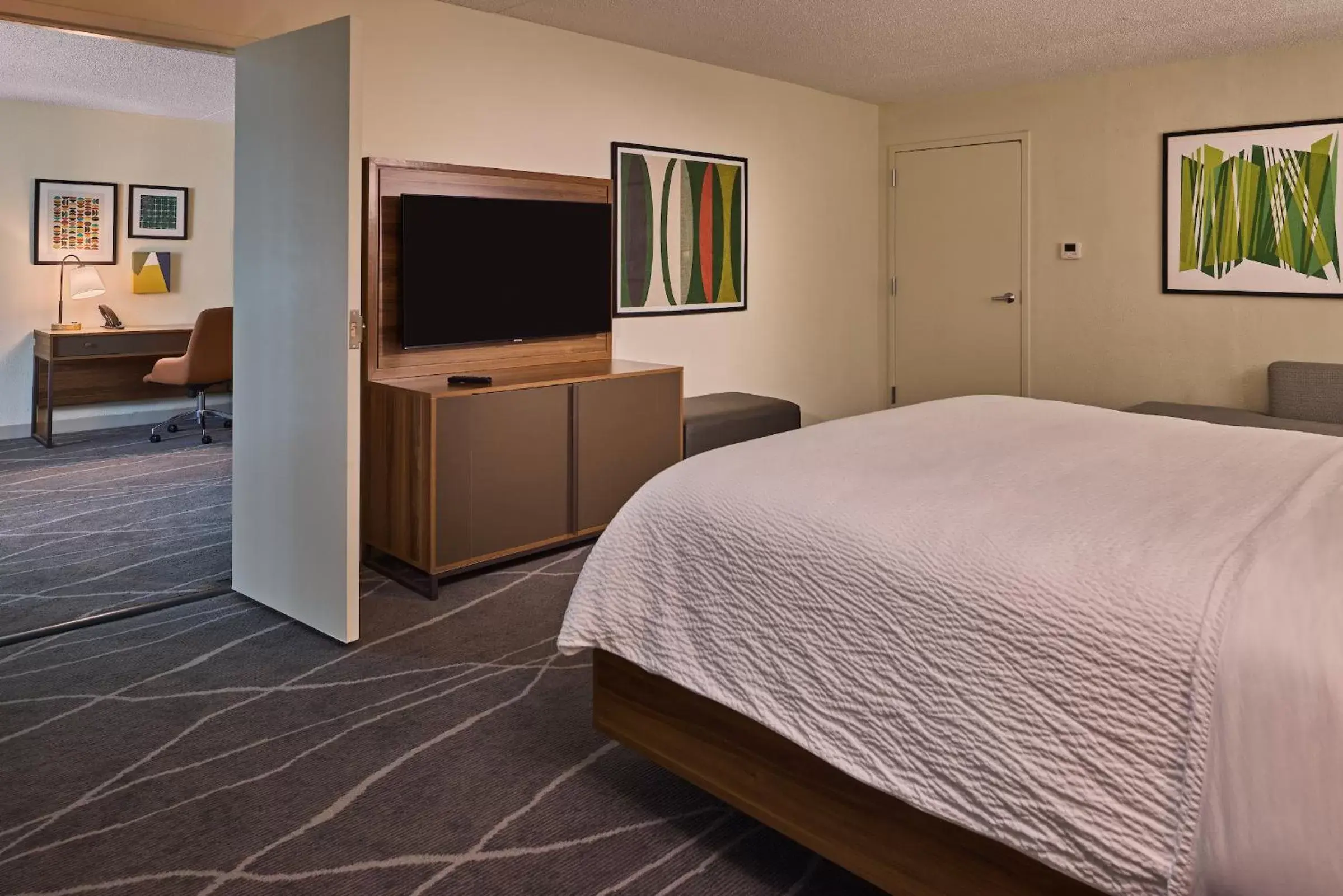 Living room, Bed in Holiday Inn Express & Suites Charleston DWTN -Westedge, an IHG Hotel