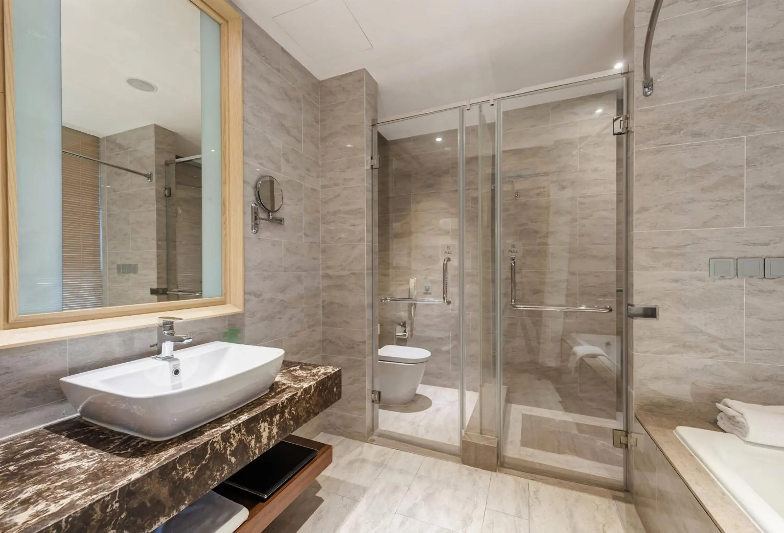 Photo of the whole room, Bathroom in Holiday Inn Qingdao Expo, an IHG Hotel