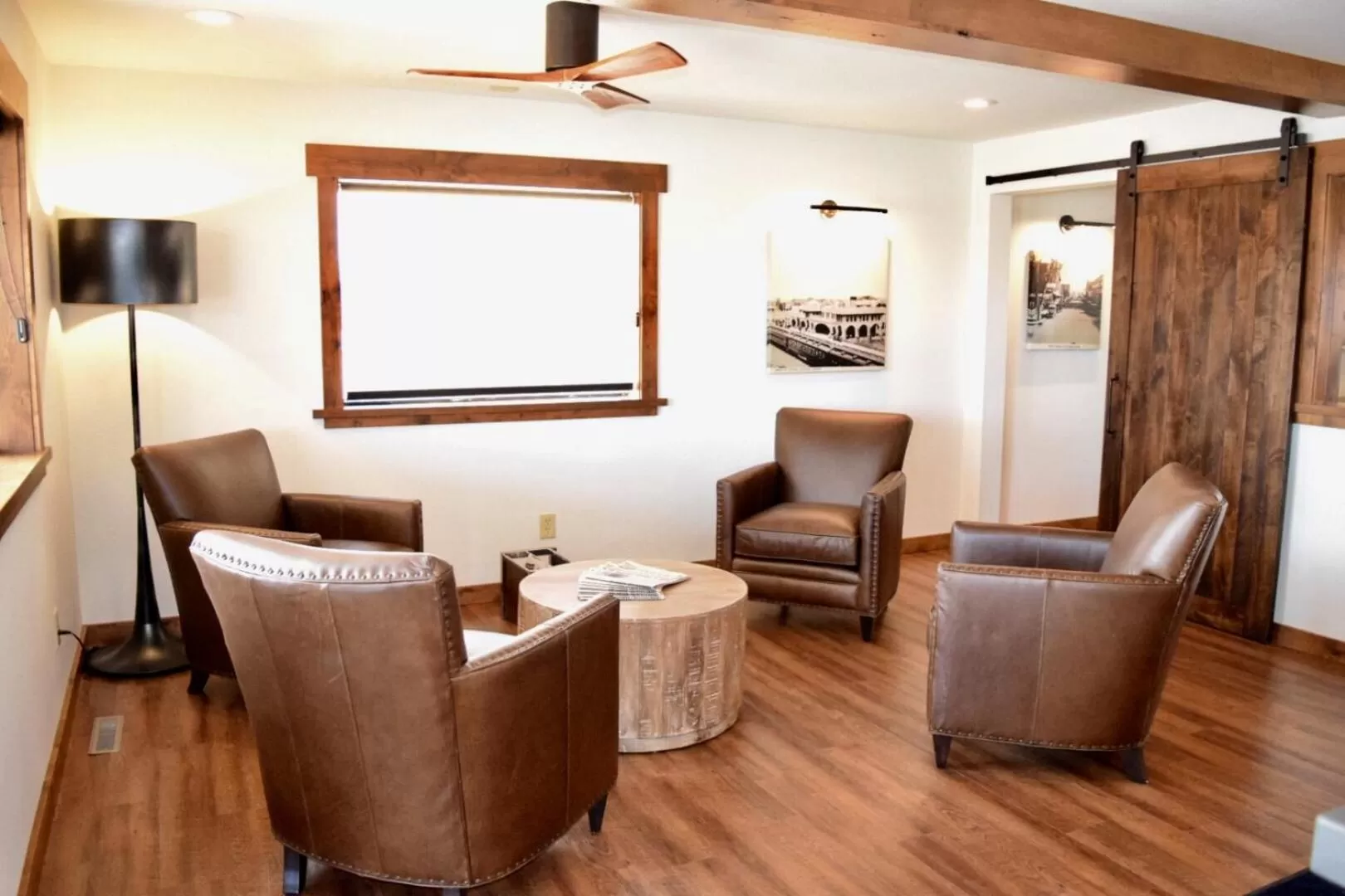 Lobby or reception in Boarders Inn &amp; Suites by Cobblestone Hotels - Syracuse