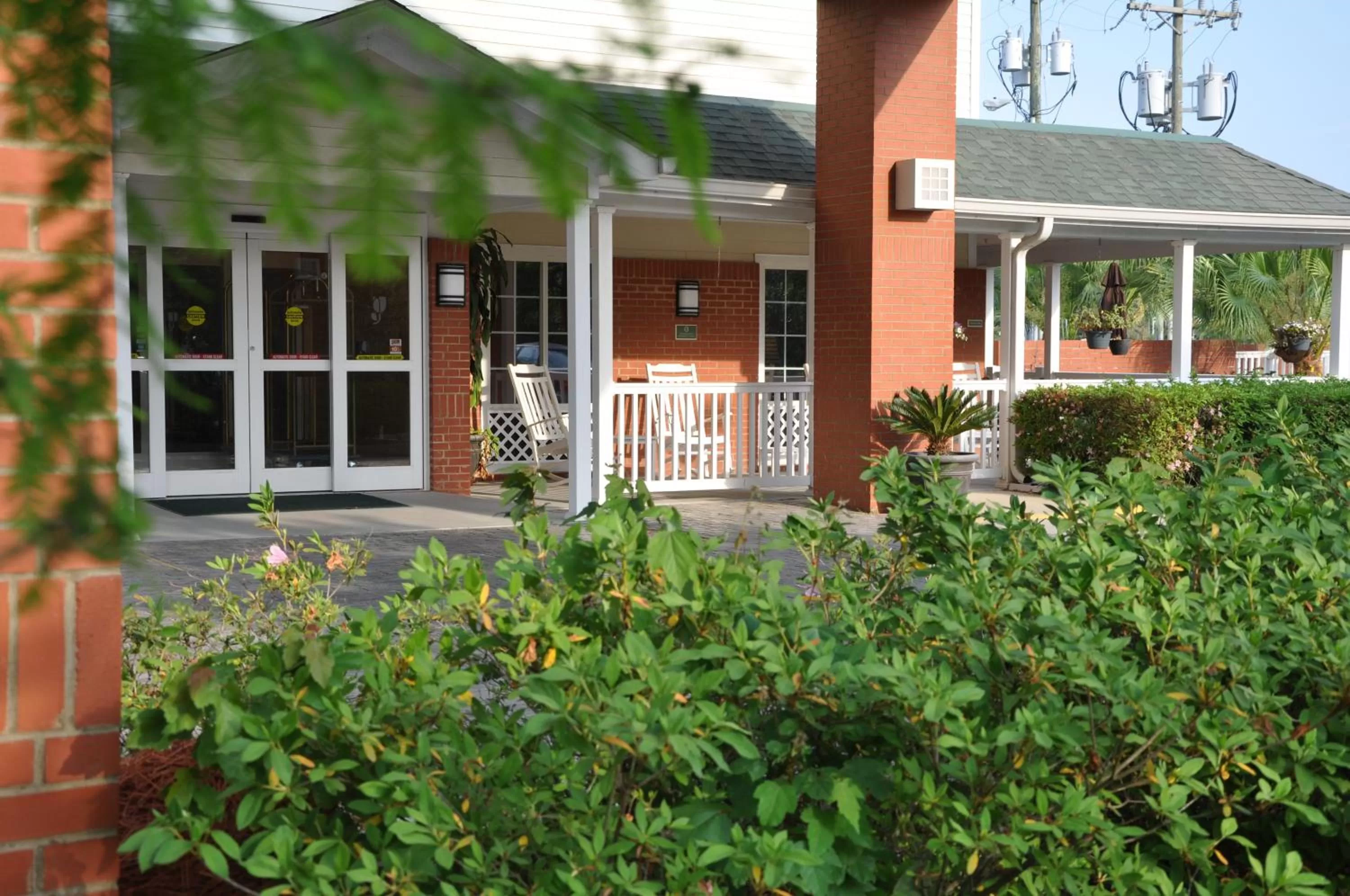 Property building in Country Inn & Suites by Radisson, Covington, LA