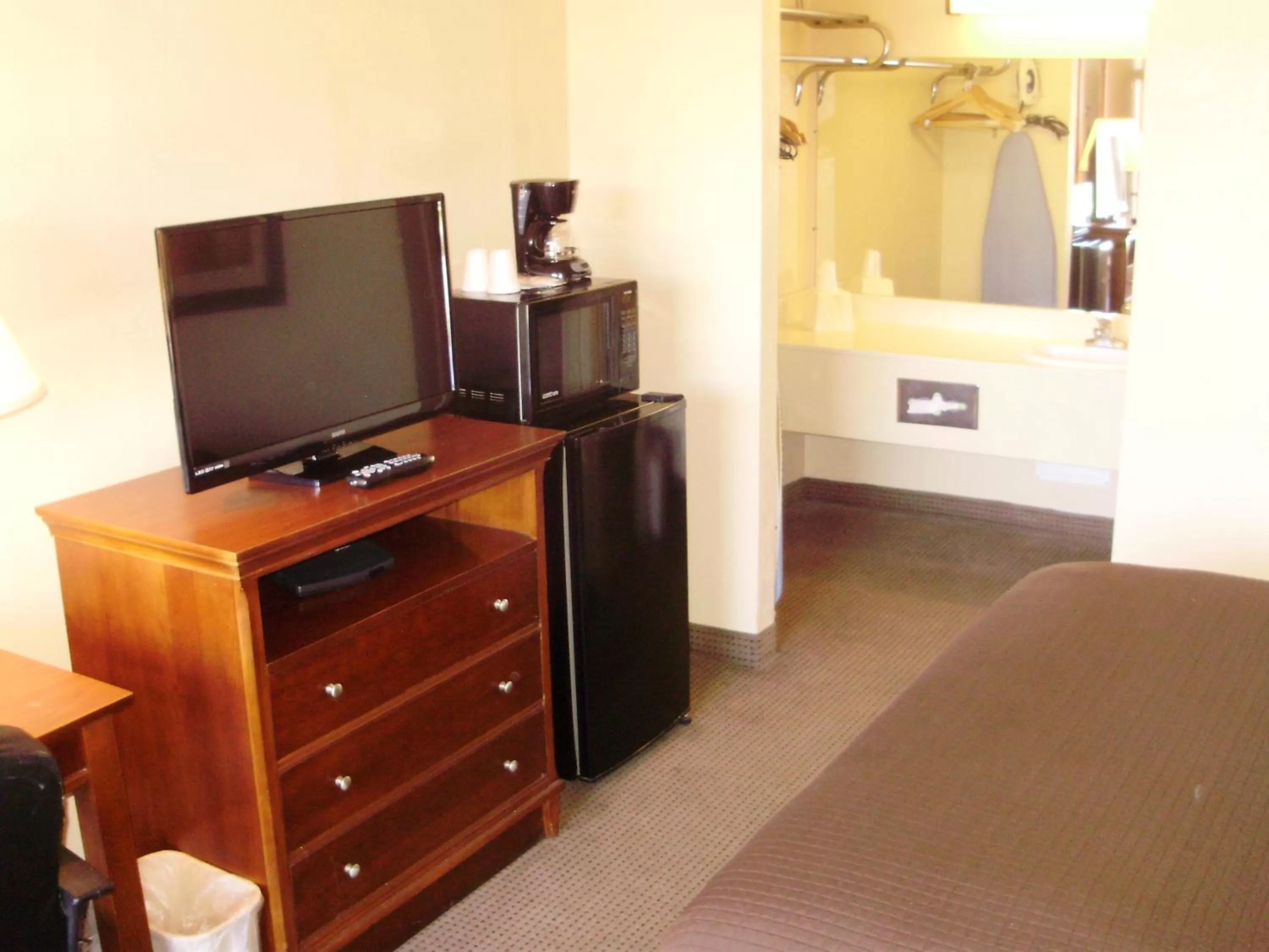 TV and multimedia in Trade Winds Central Inn