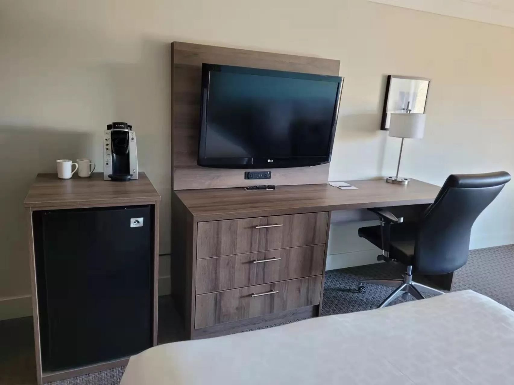 Communal lounge/ TV room, Bed in Manoir des Sables Hôtel & Golf