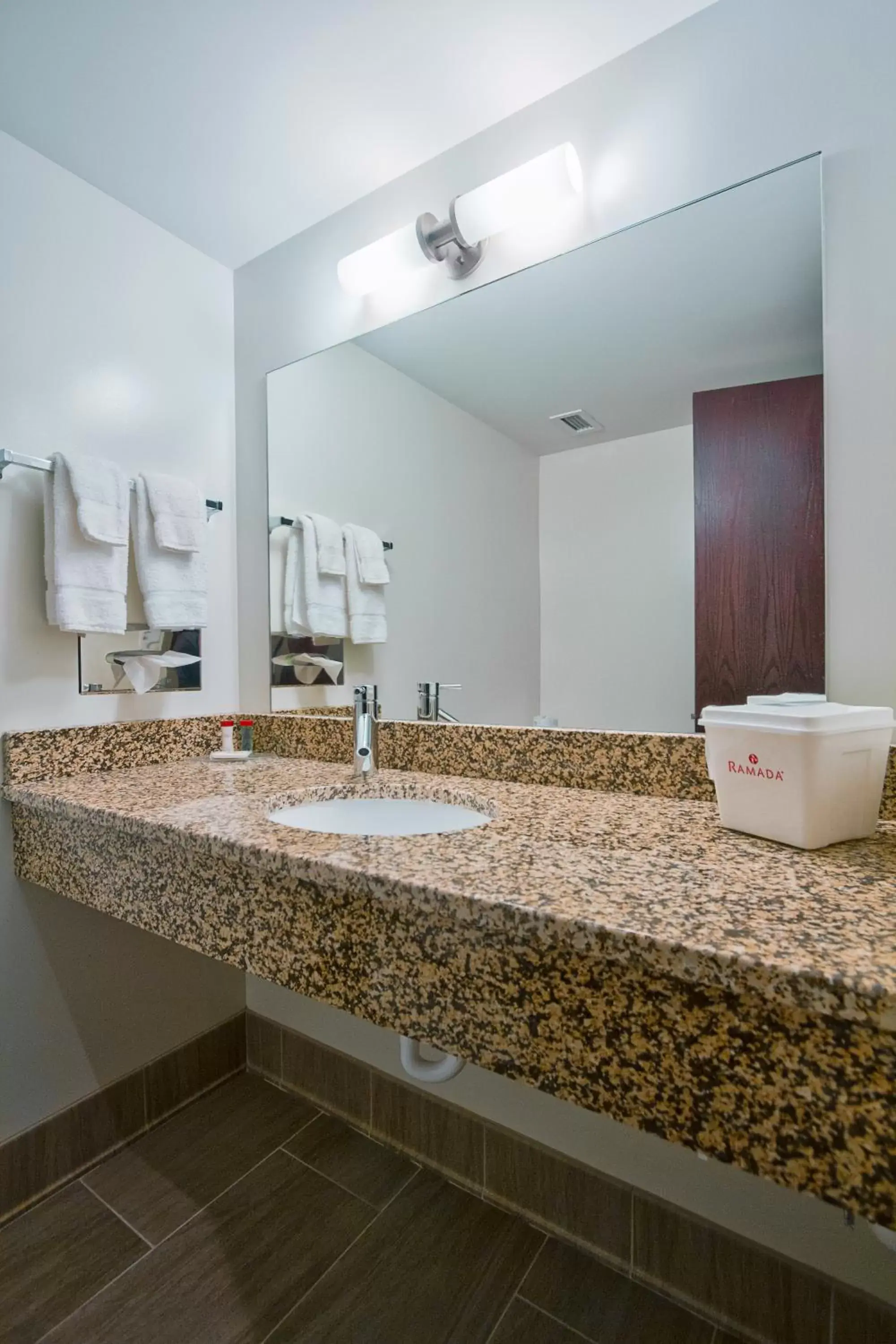 Queen Room - Non-Smoking in Ramada by Wyndham Columbus Hotel & Conference Center Queen Room - Non-Smoking in Ramada by Wyndham Columbus Hotel & Conference Center