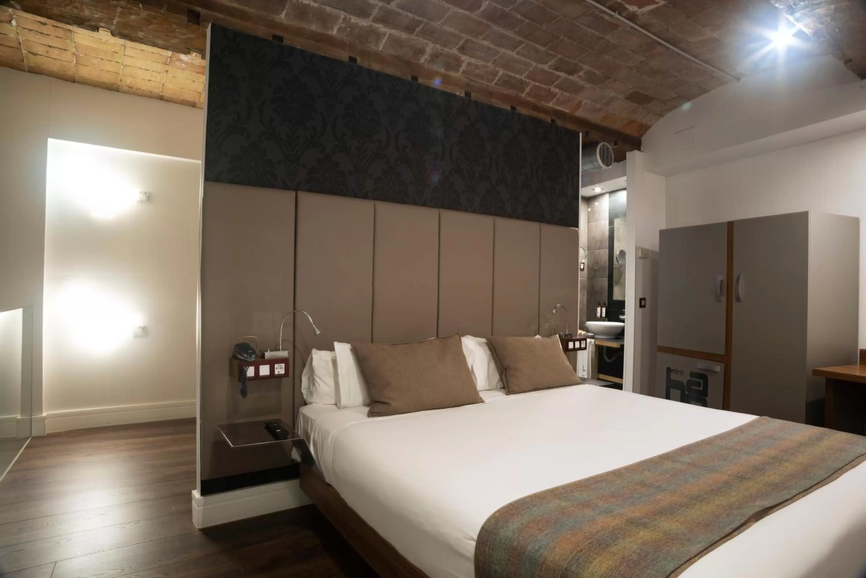 Photo of the whole room, Bed in Petit Palace Boqueria Garden