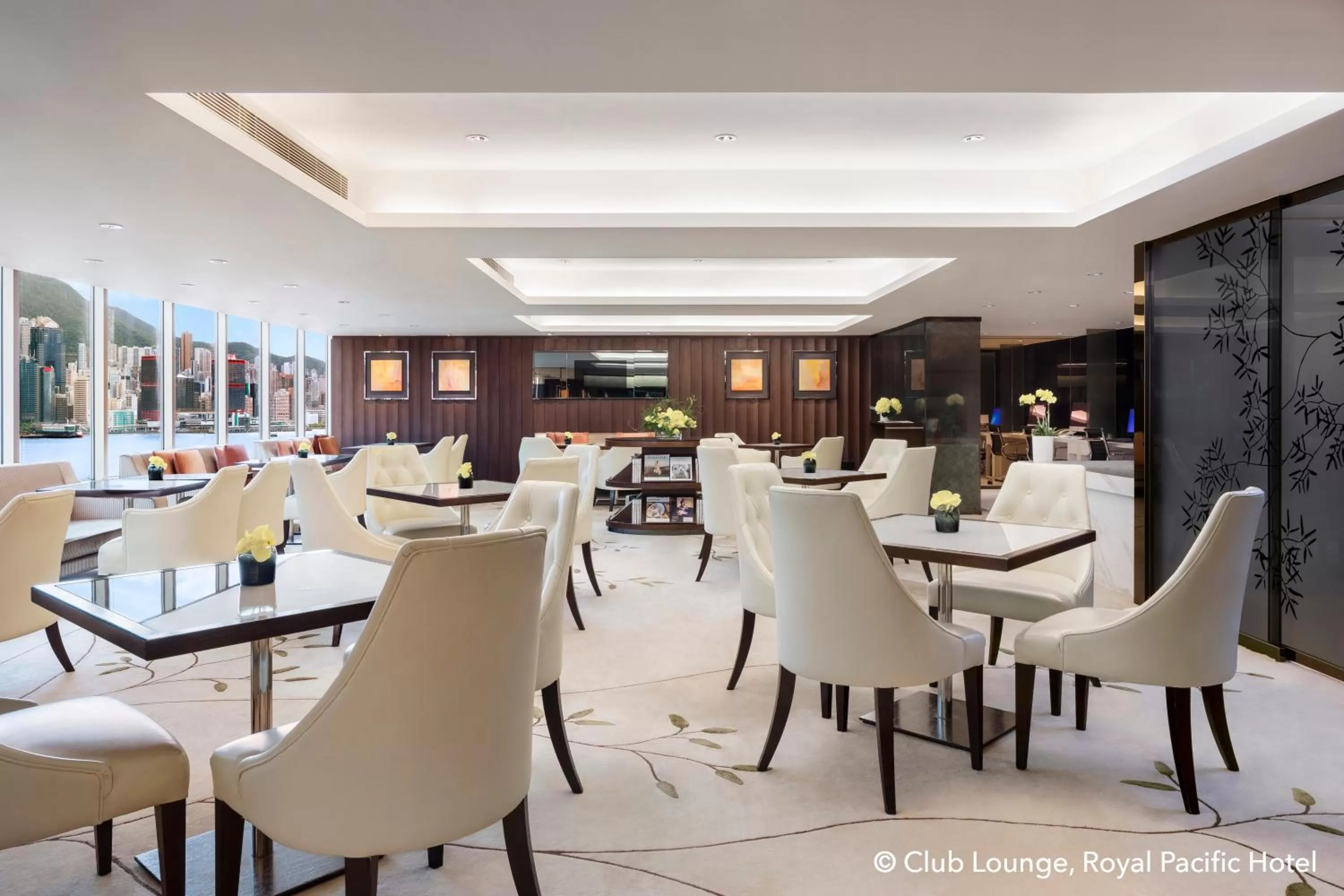 Lounge or bar in The Royal Pacific Hotel & Towers