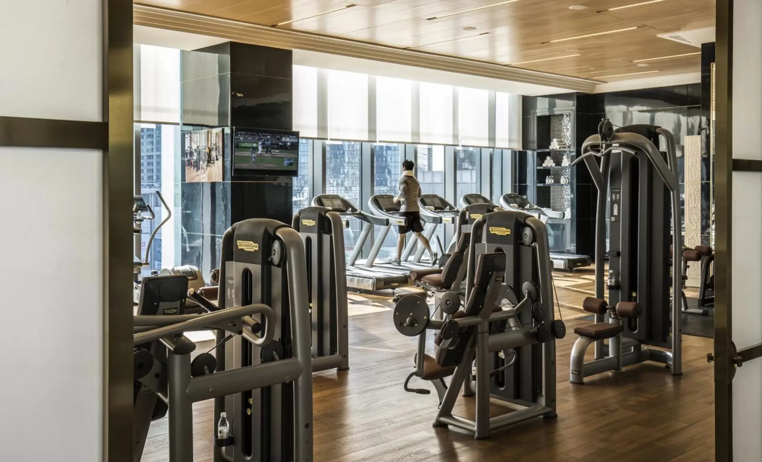 Fitness centre/facilities in Four Seasons Hotel Tianjin Fitness centre/facilities in Four Seasons Hotel Tianjin