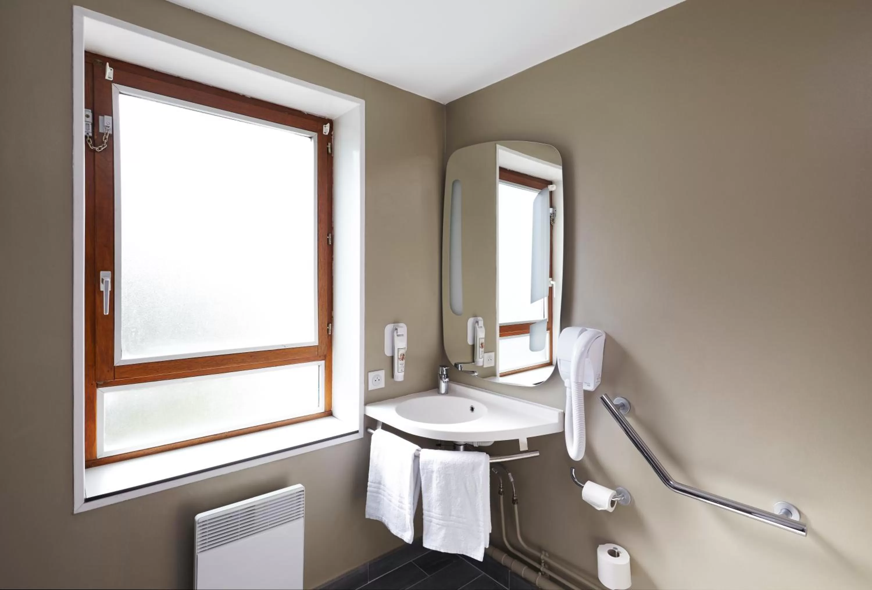 Bathroom in ibis Marne La Vallee Champs-sur-Marne