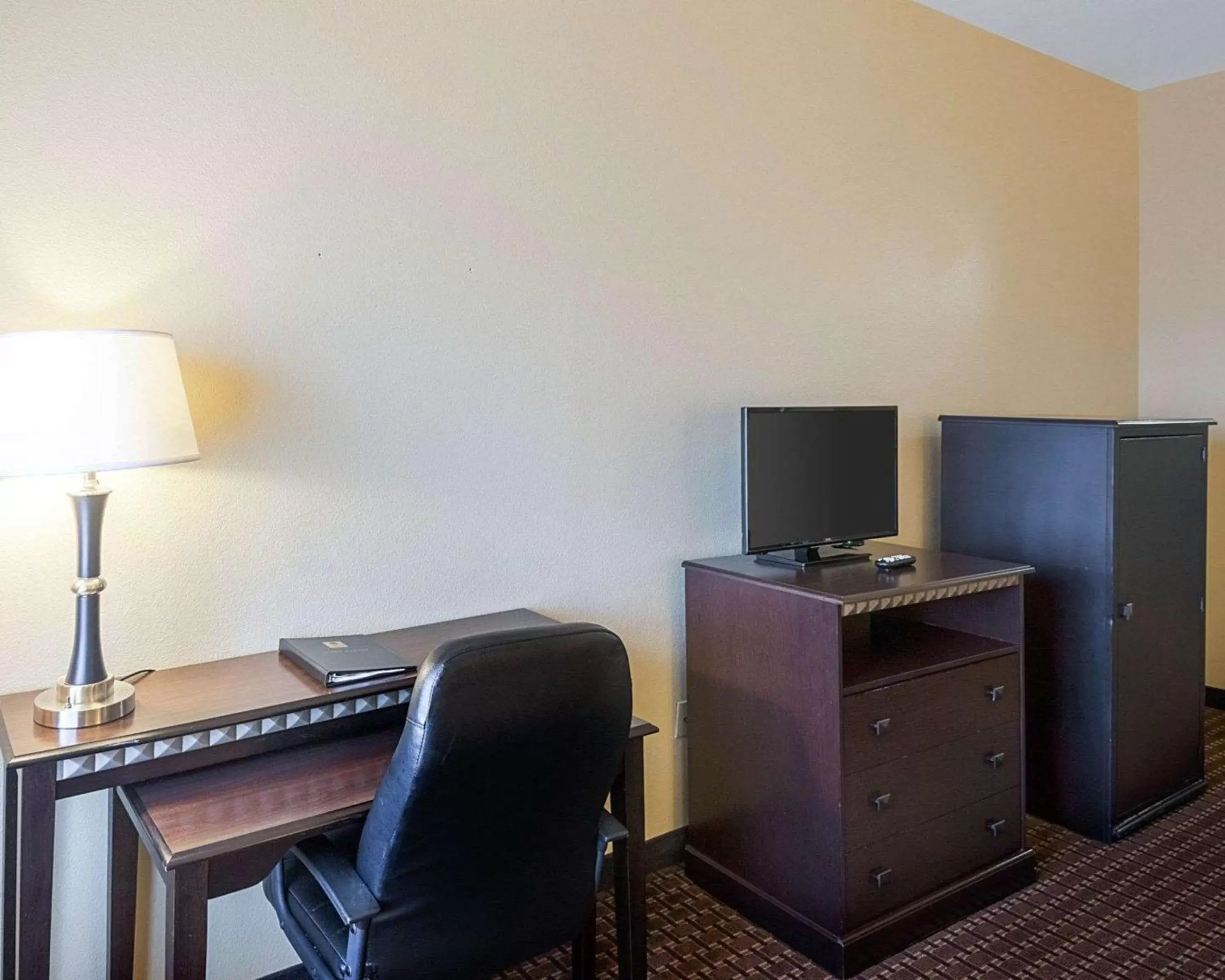 Photo of the whole room, TV/Entertainment Center in Comfort Inn & Suites Regional Medical Center