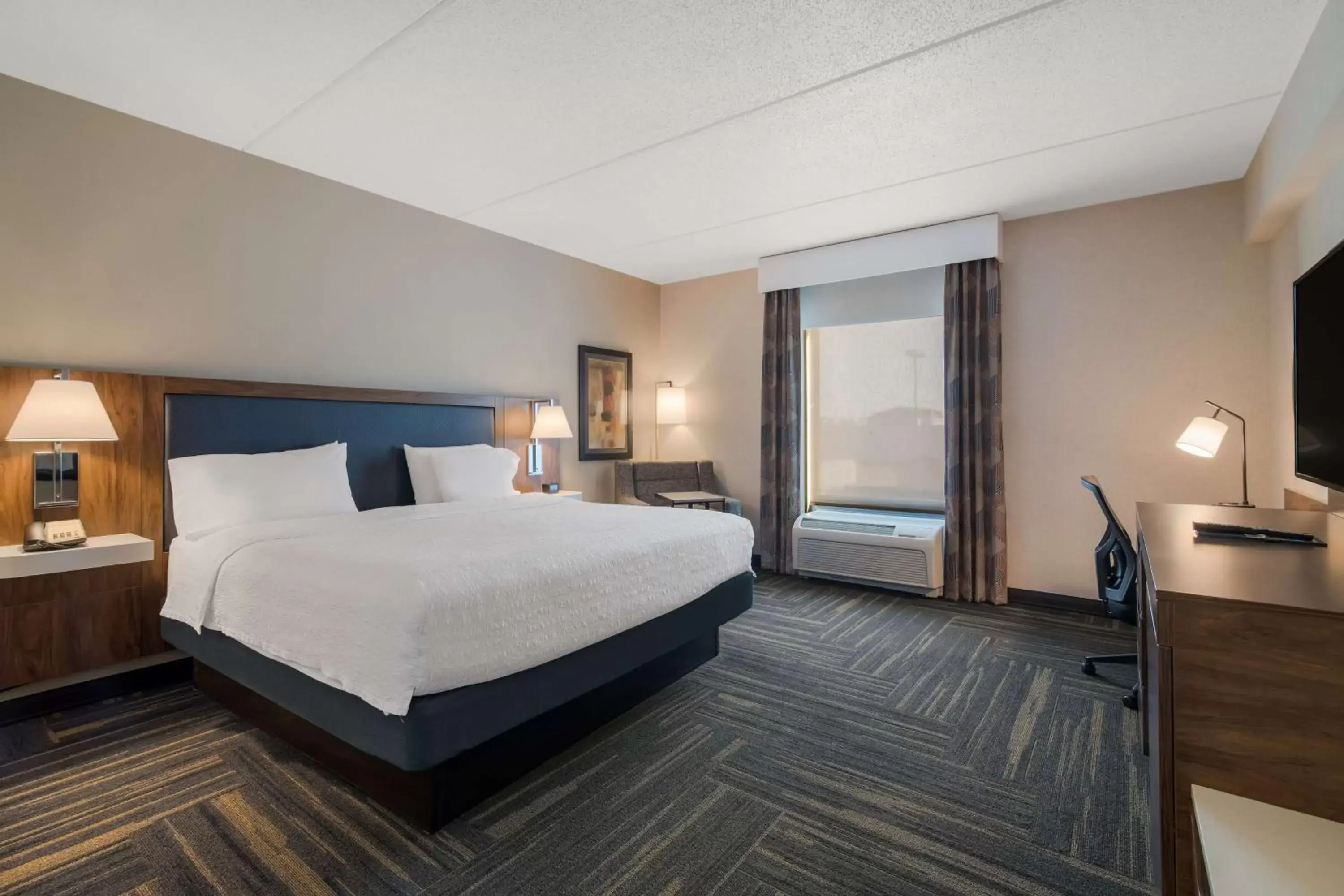 Bed in Hampton Inn & Suites Plattsburgh