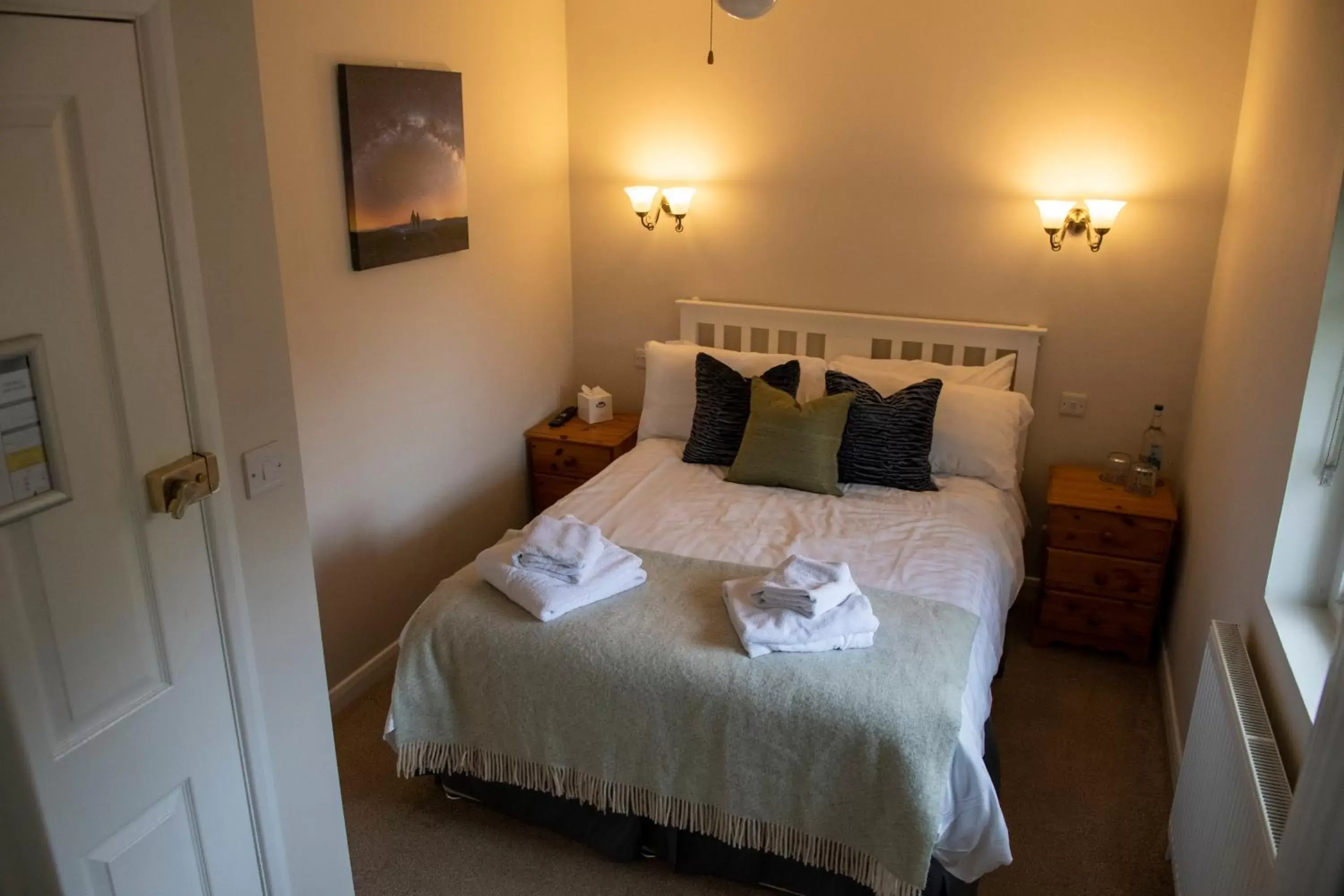 Double Room with Private Bathroom in Five Bells Wickham