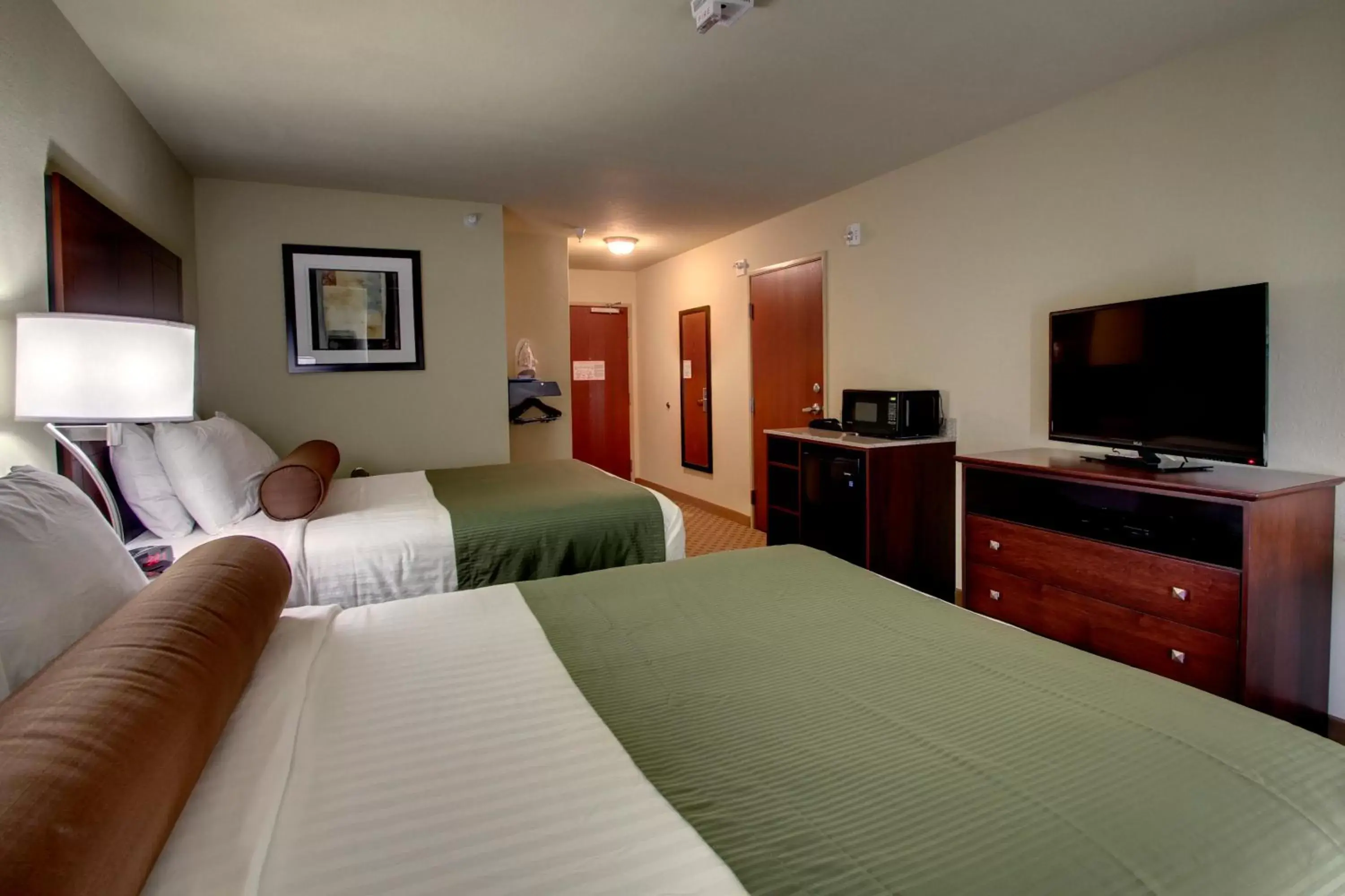 TV and multimedia, Bed in Cobblestone Hotel & Suites - Newton