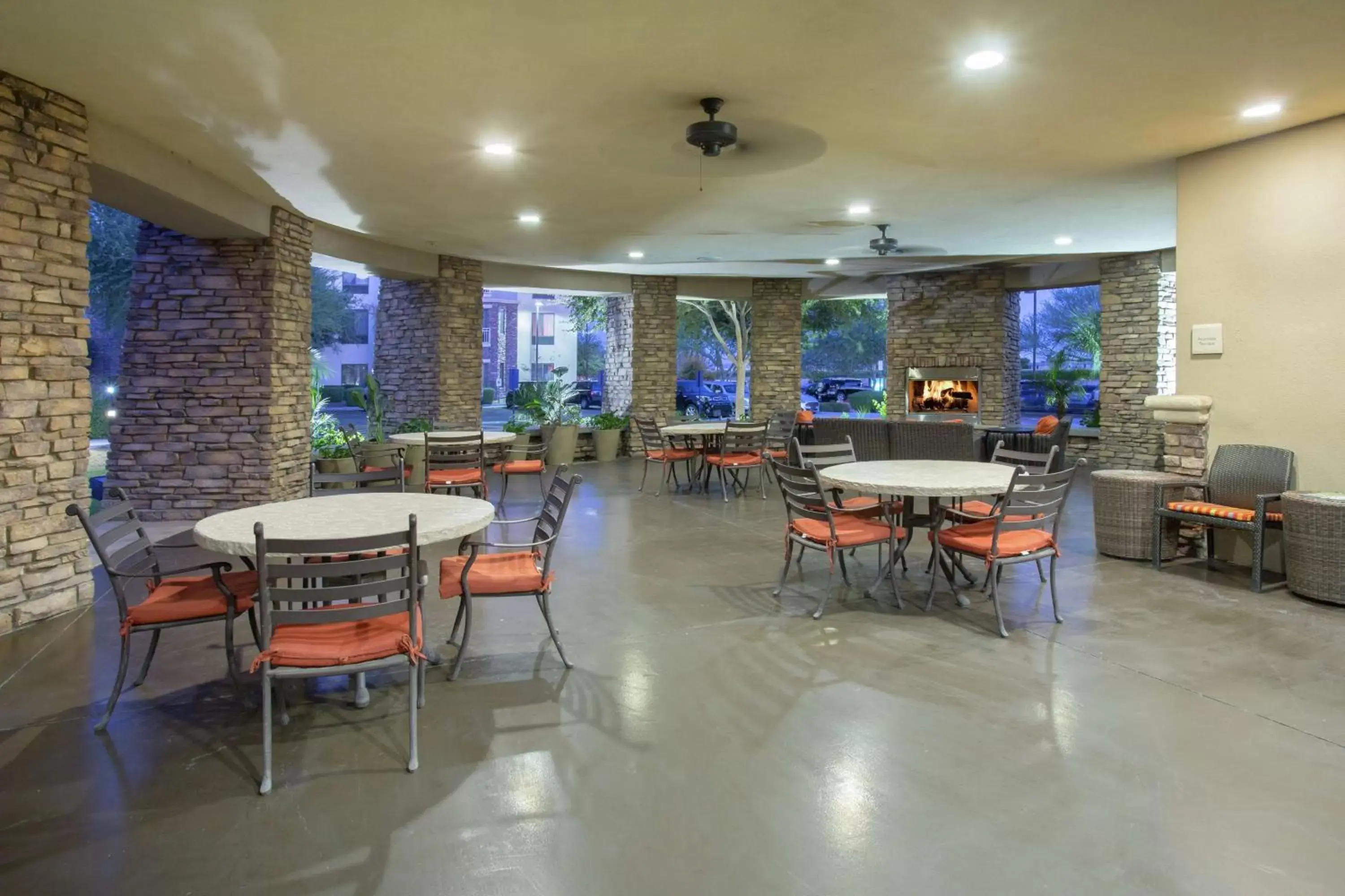Patio, Restaurant/Places to Eat in Hilton Garden Inn Phoenix/Avondale