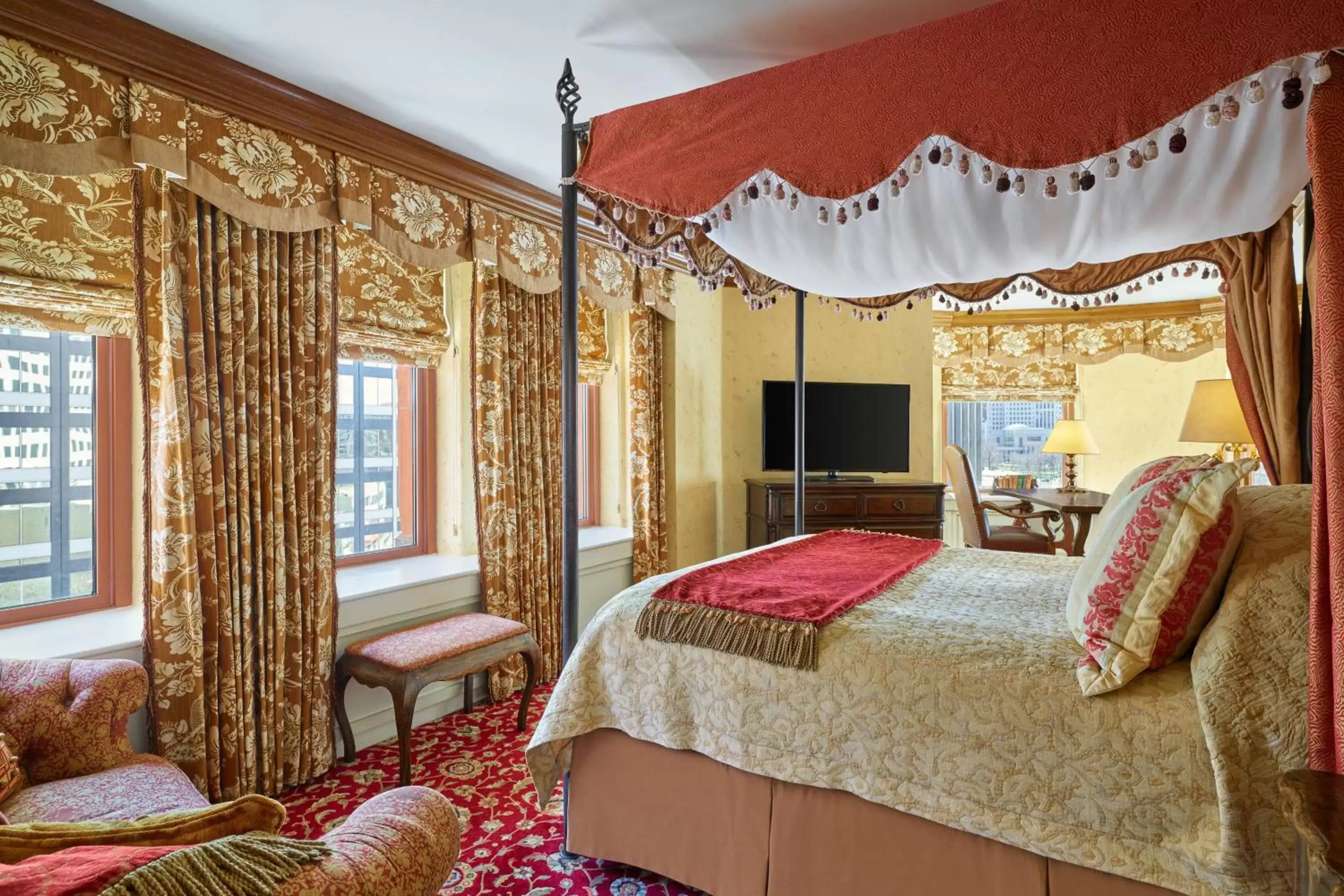 Photo of the whole room, Bed in The Brown Palace Hotel and Spa, Autograph Collection