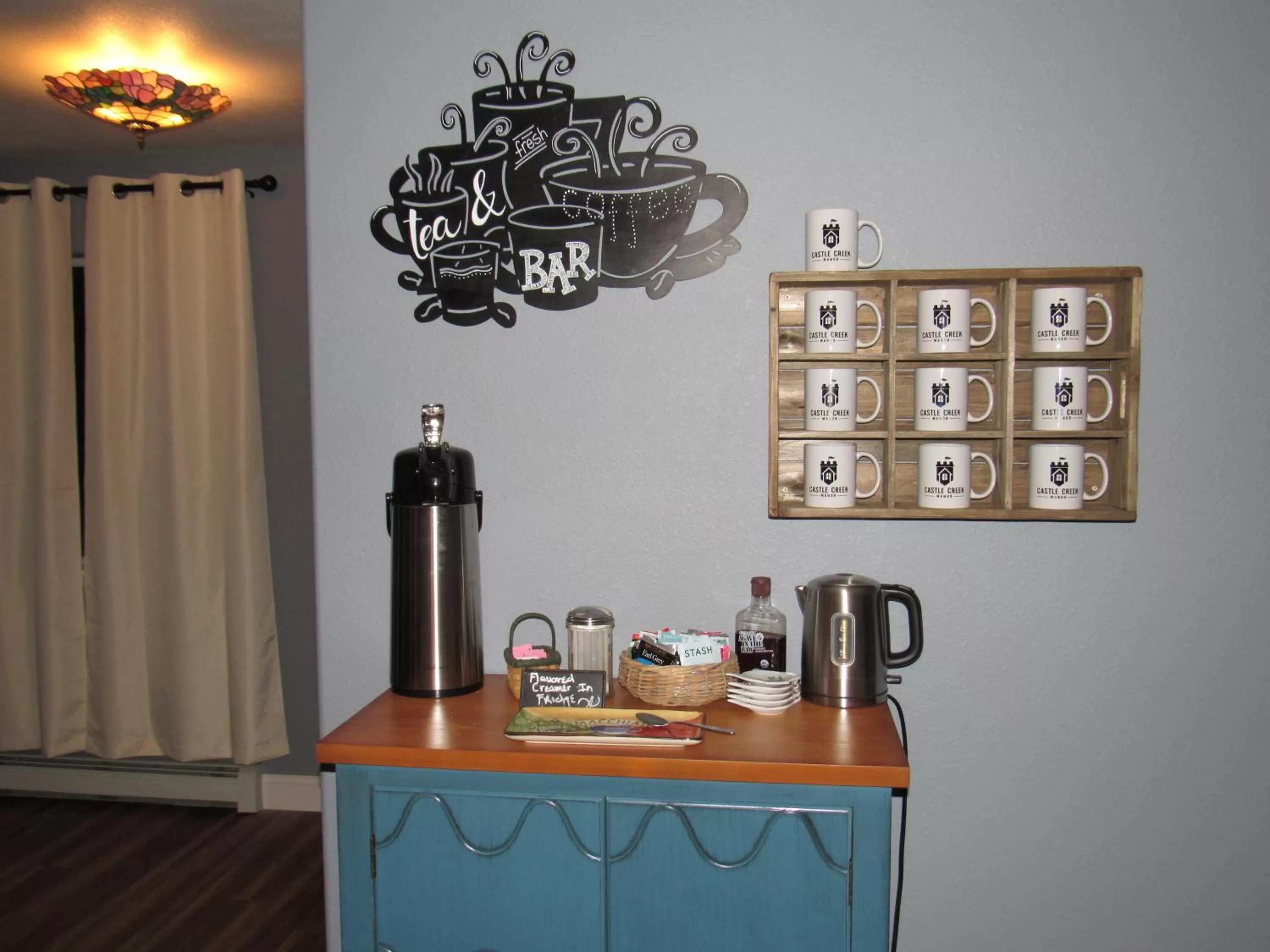 Coffee/tea facilities in Castle Creek Manor
