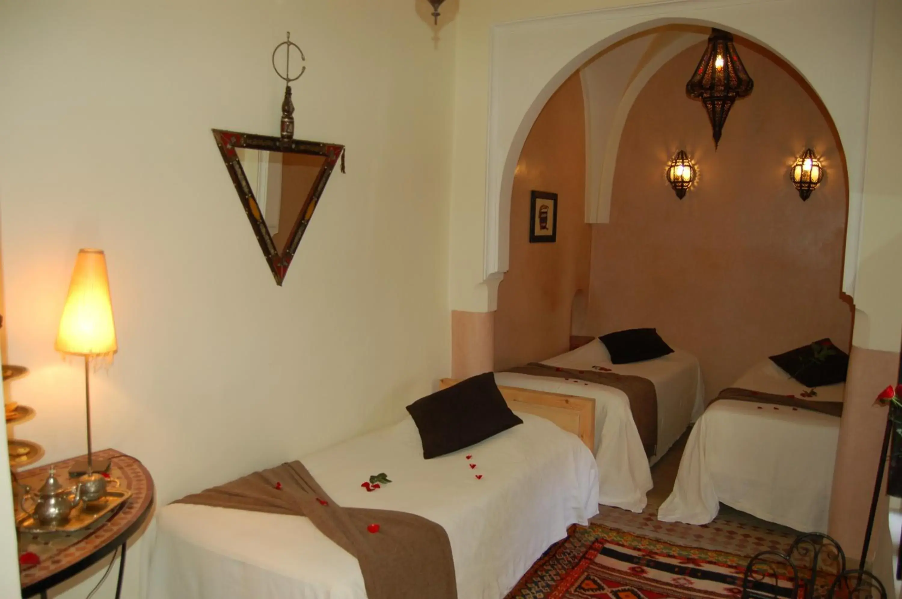 Photo of the whole room, Bed in Riad Les Trois Palmiers El Bacha