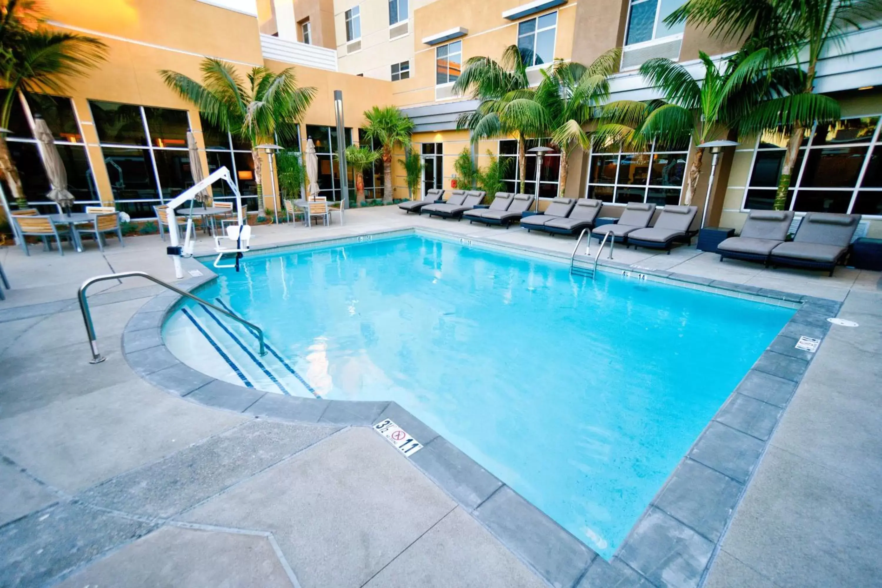 Swimming Pool in Hilton Garden Inn Santa Barbara/Goleta