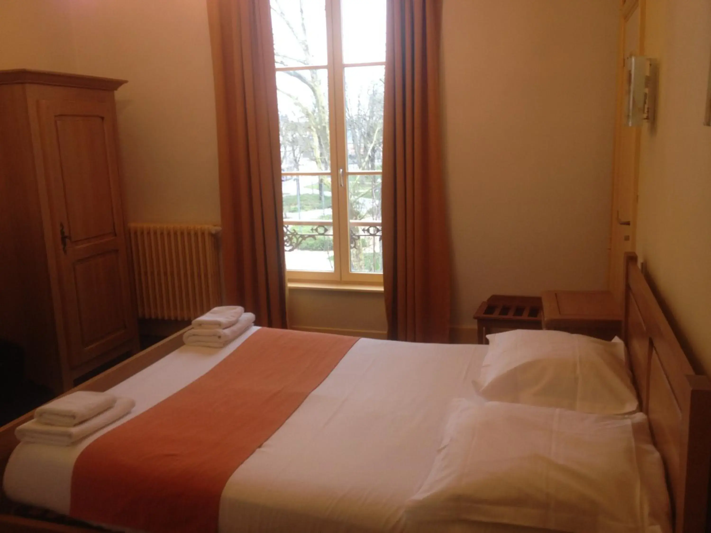 Bedroom, Bed in Hotel Couleurs Sud