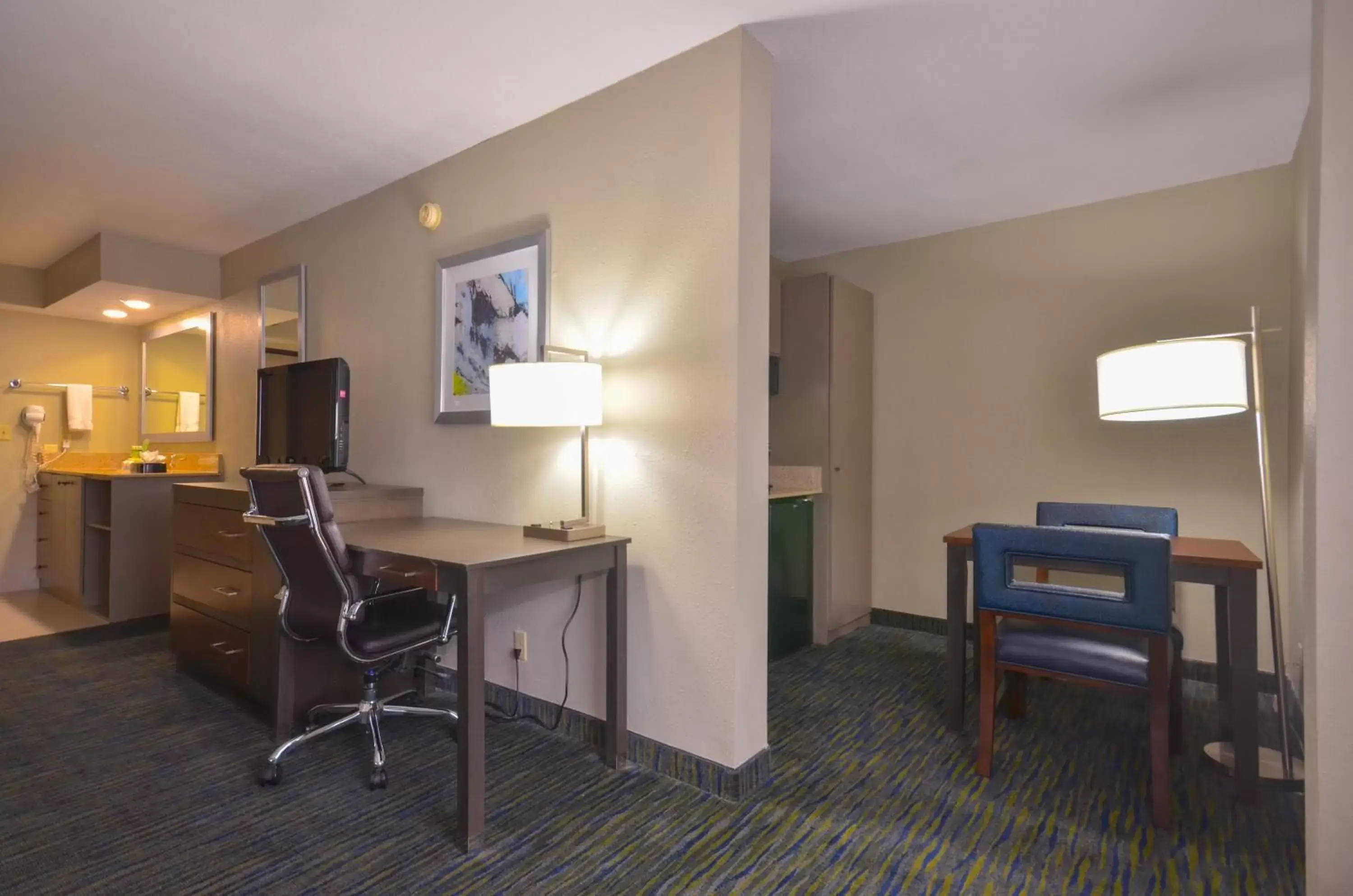 Photo of the whole room in Holiday Inn Express & Suites Fayetteville University of Arkansas Area, an IHG Hotel