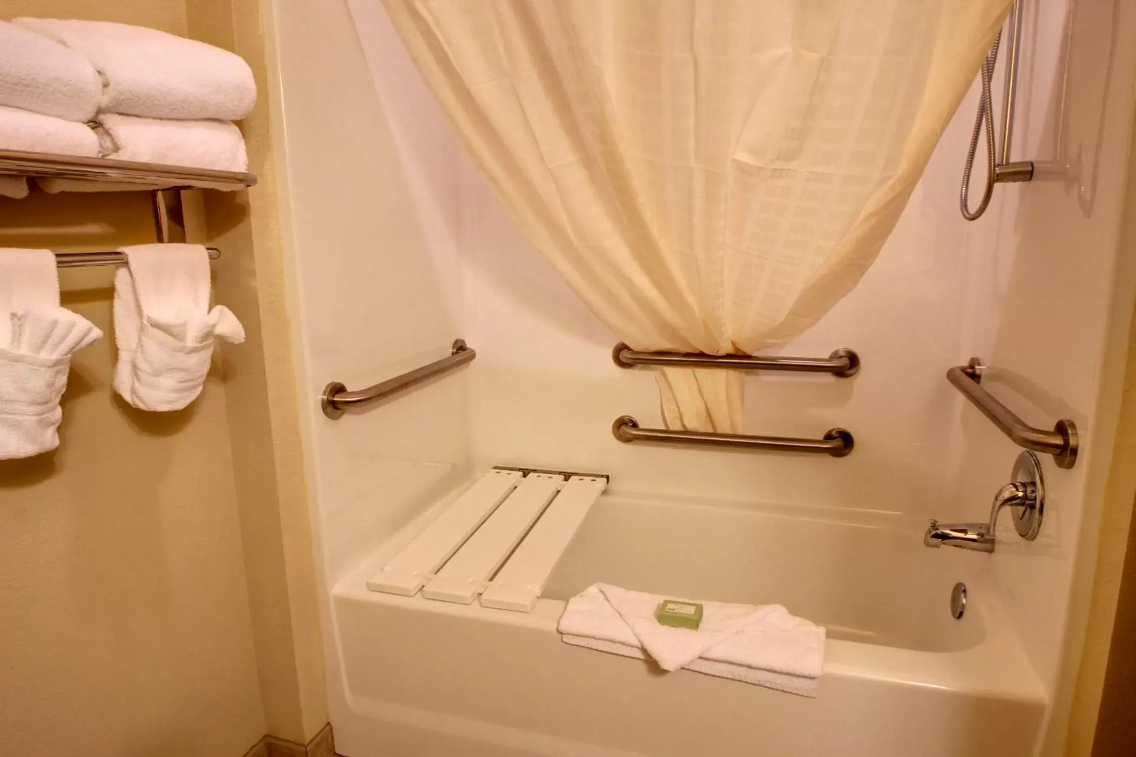 Shower, Bathroom in Cobblestone Hotel & Suites - Broken Bow