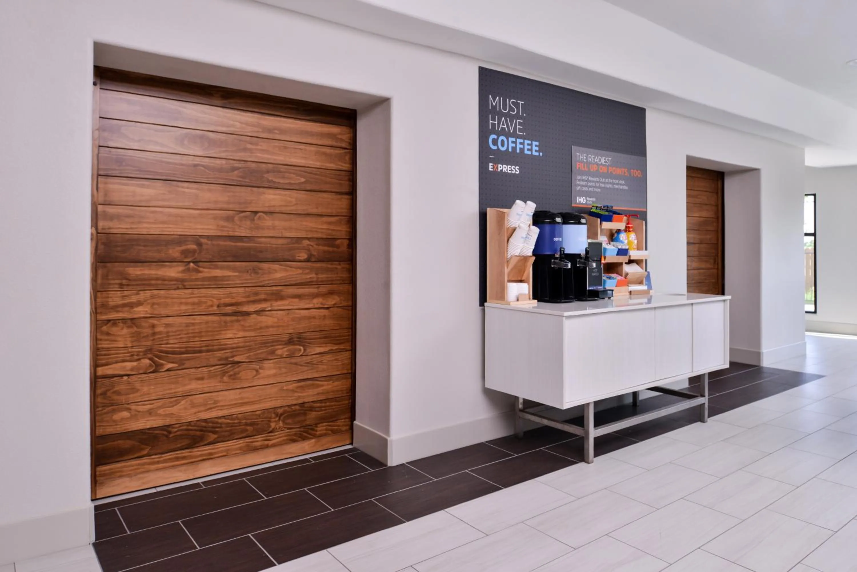 Breakfast in Holiday Inn Express Hotel & Suites Elgin by IHG