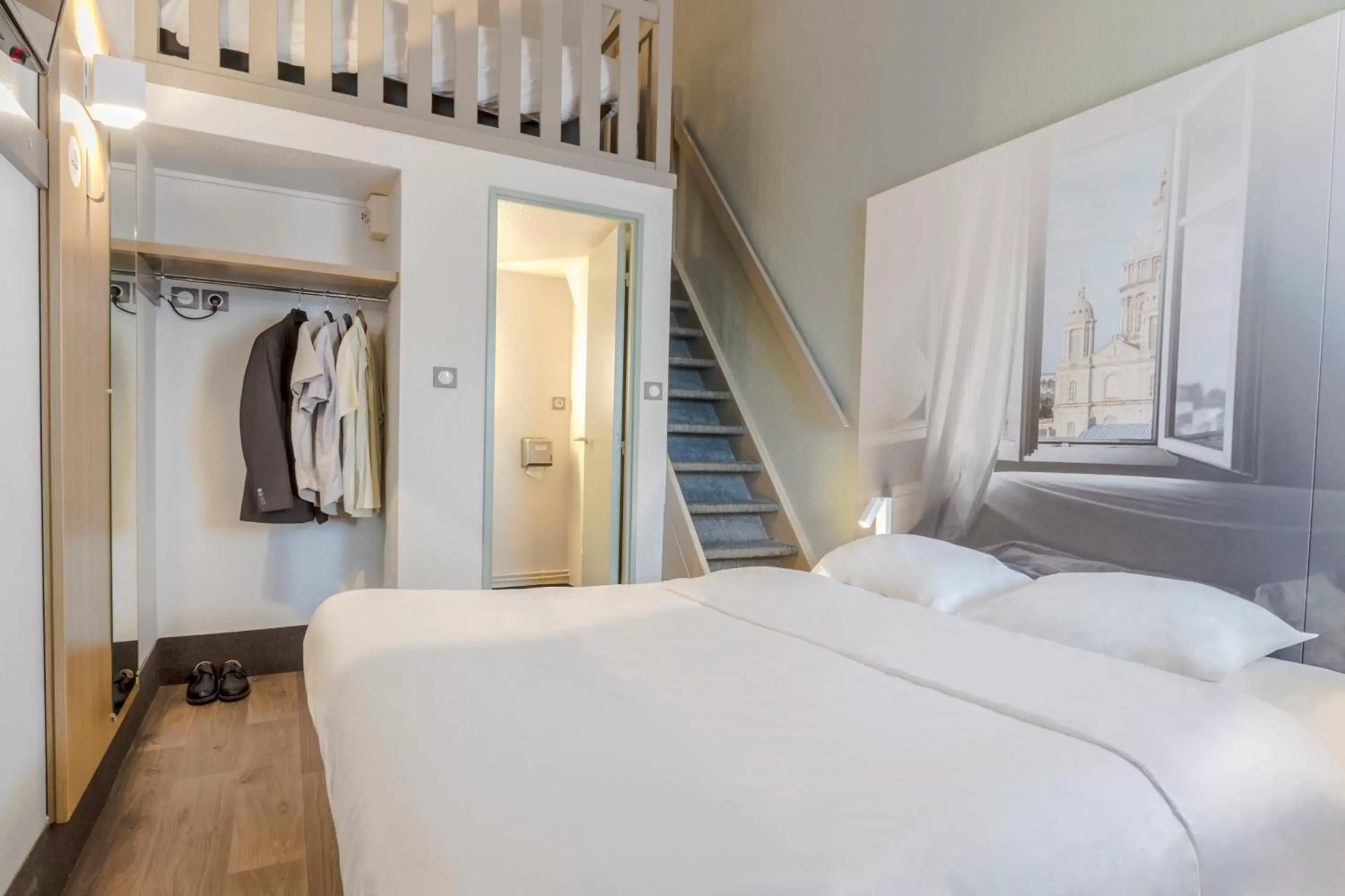 Bedroom, Bed in B&B HOTEL Boulogne Sur Mer