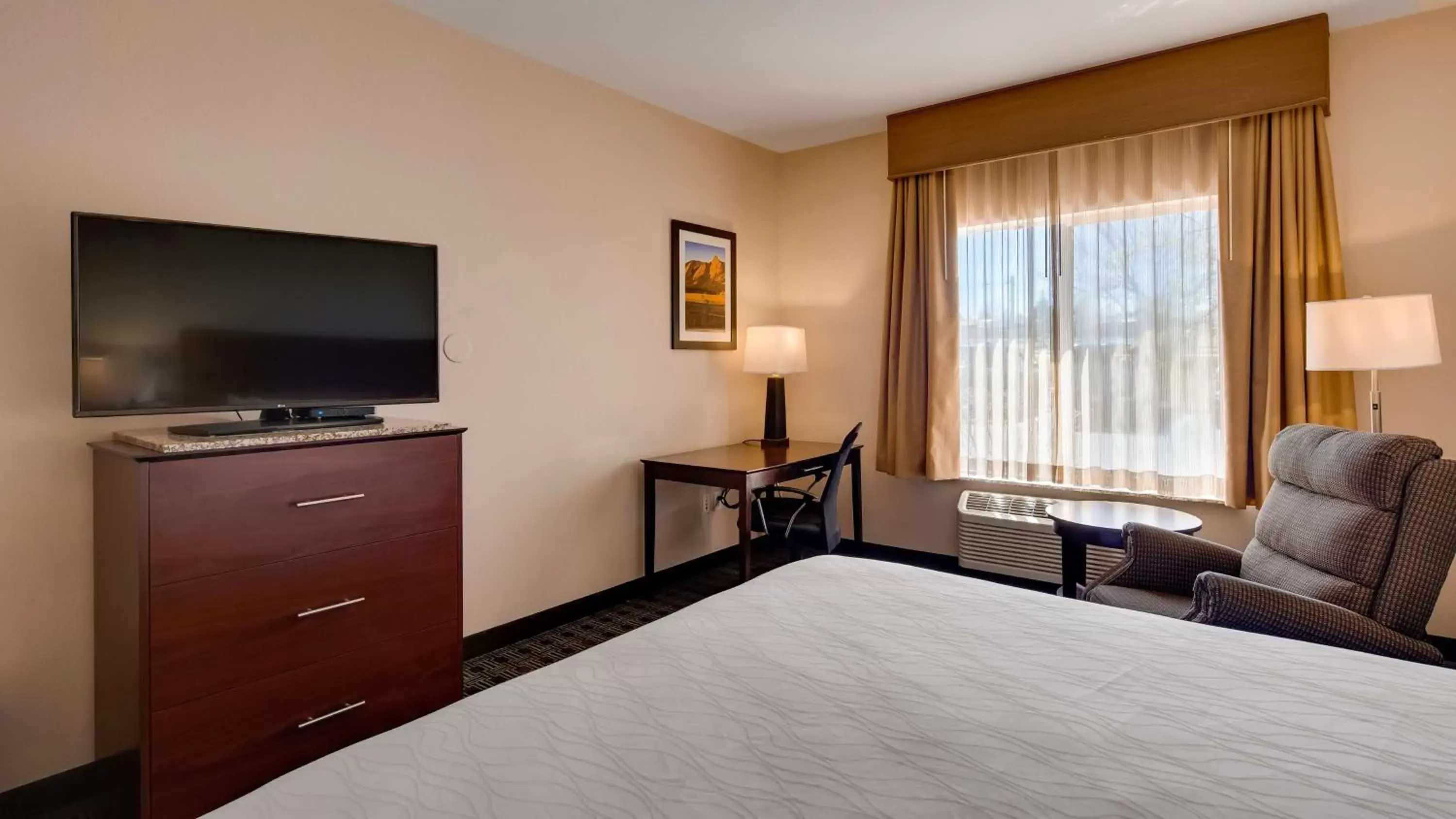 Photo of the whole room, Bed in Best Western Plus Gateway Inn & Suites - Aurora