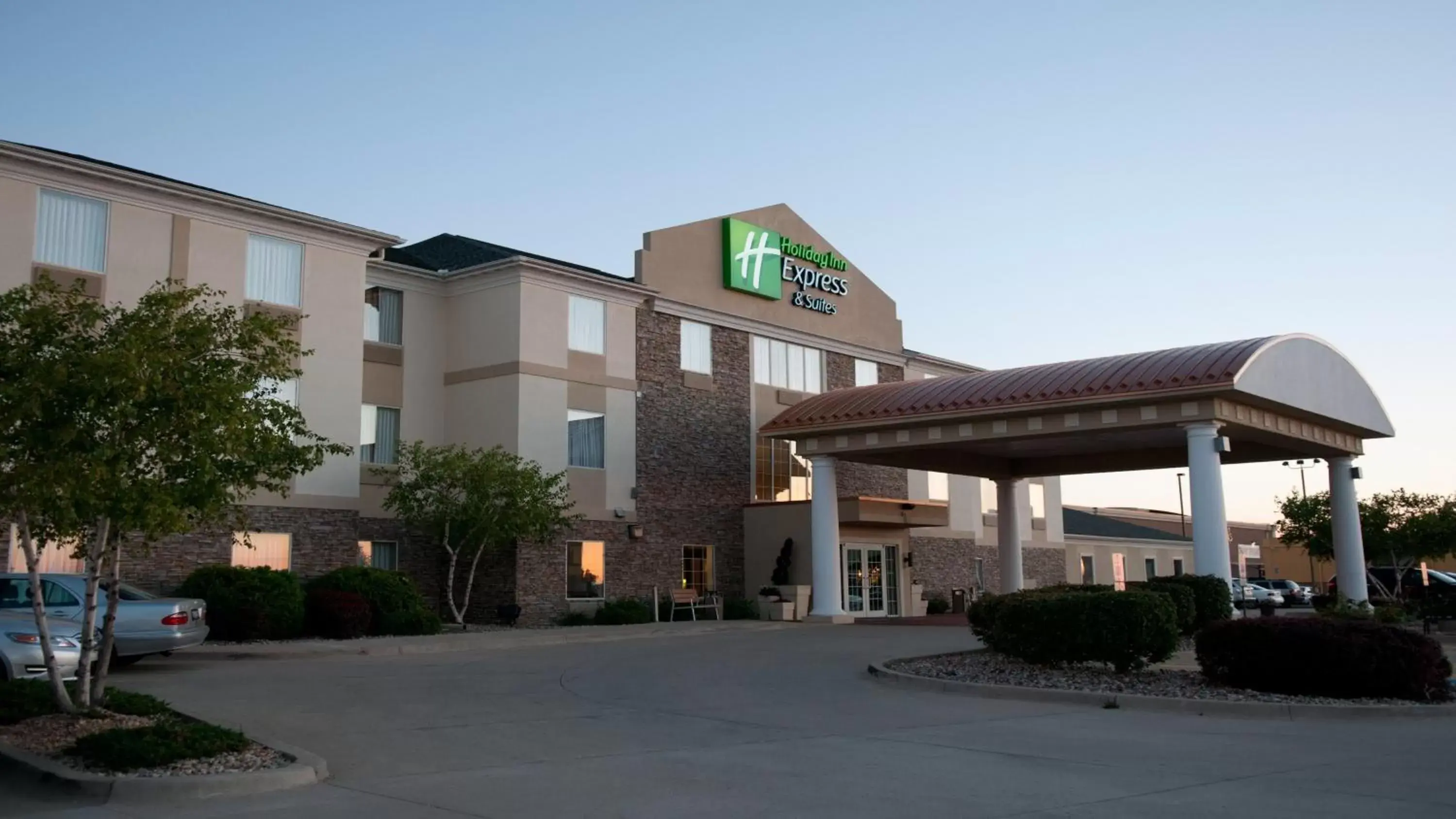 Property Building in Holiday Inn Express Hotel & Suites Bloomington-Normal University Area, an IHG Hotel