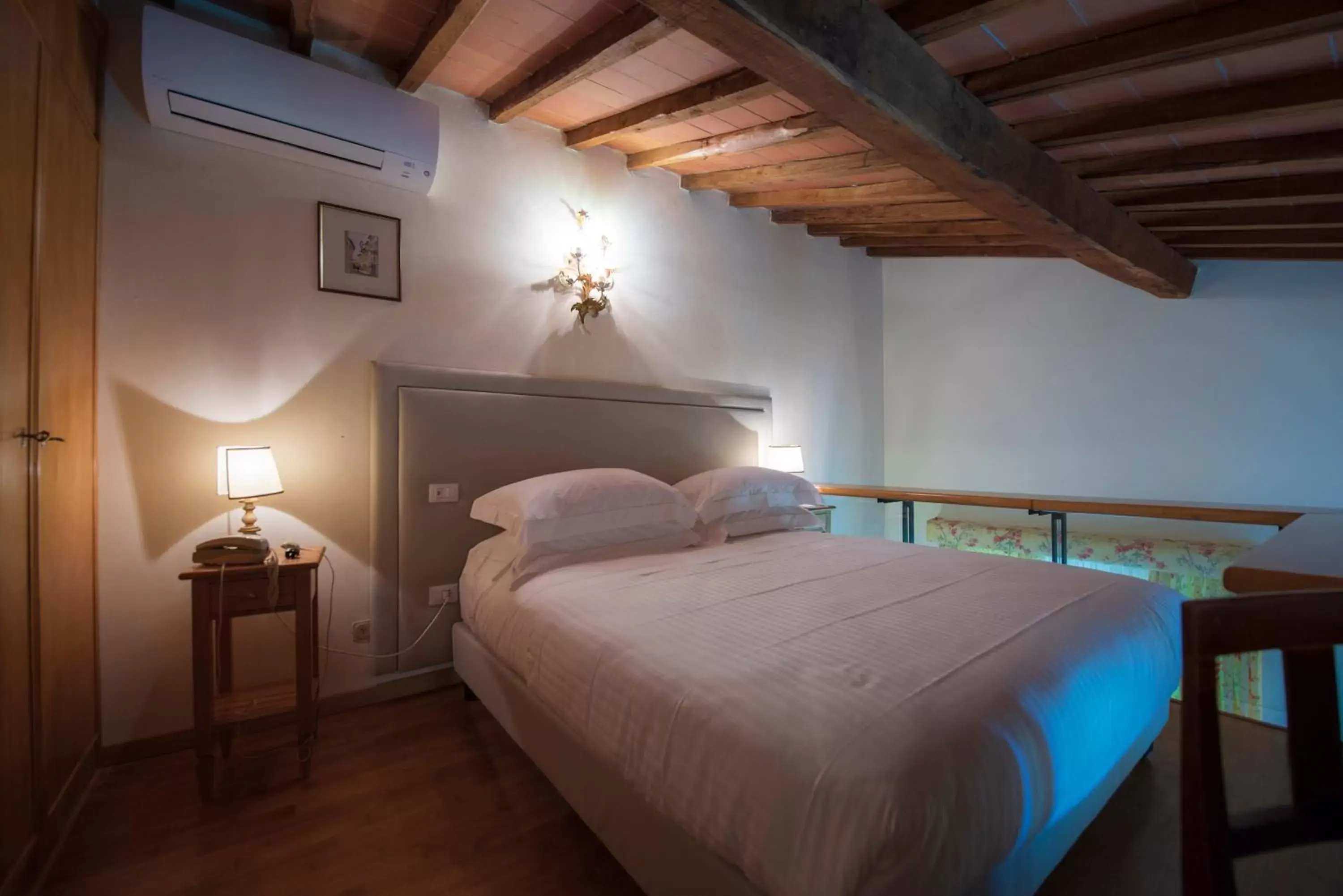 Bed in Villa Scacciapensieri Boutique Hotel